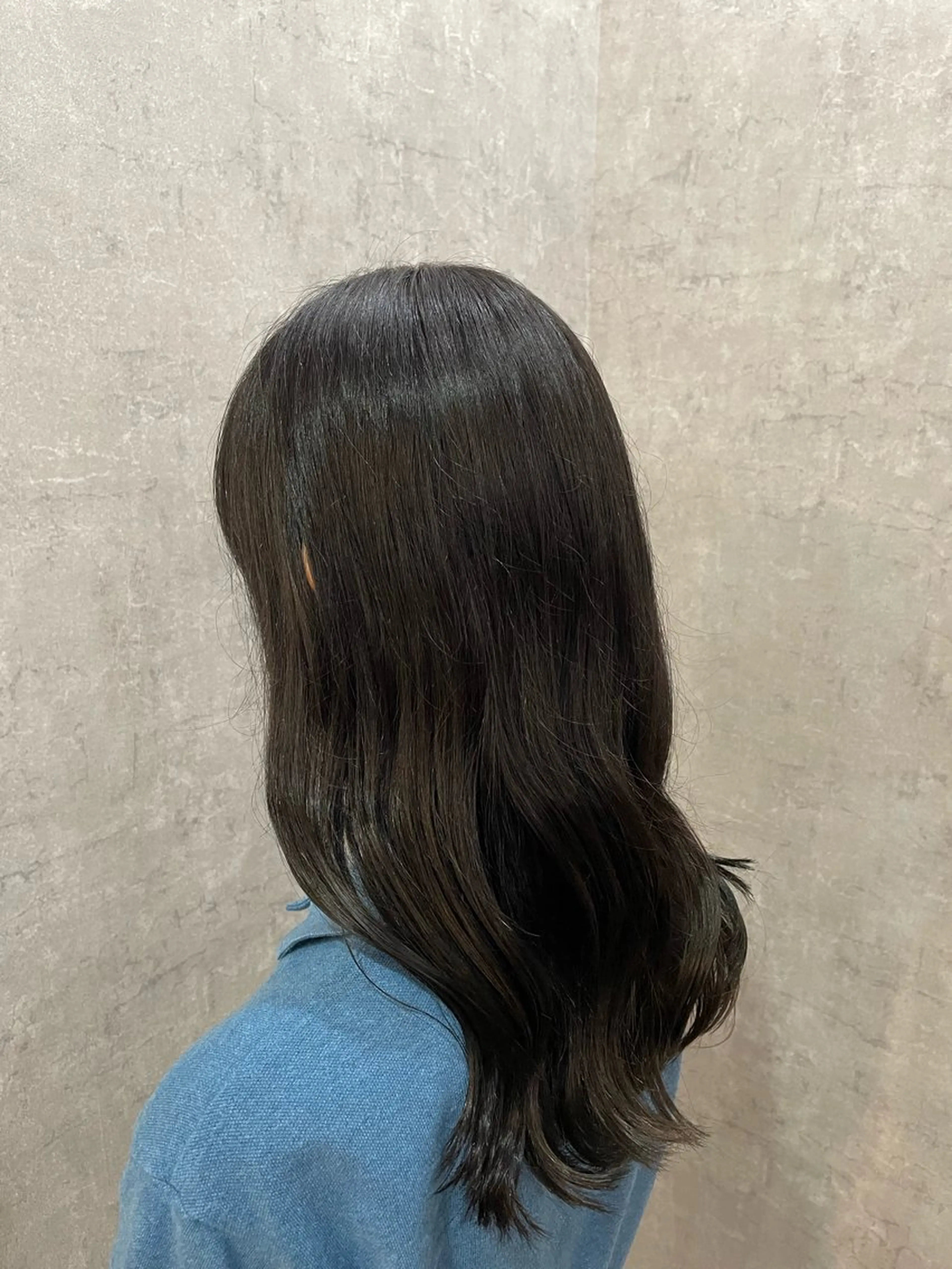 ロング アッシュ カット 松下 美織のヘアスタイル