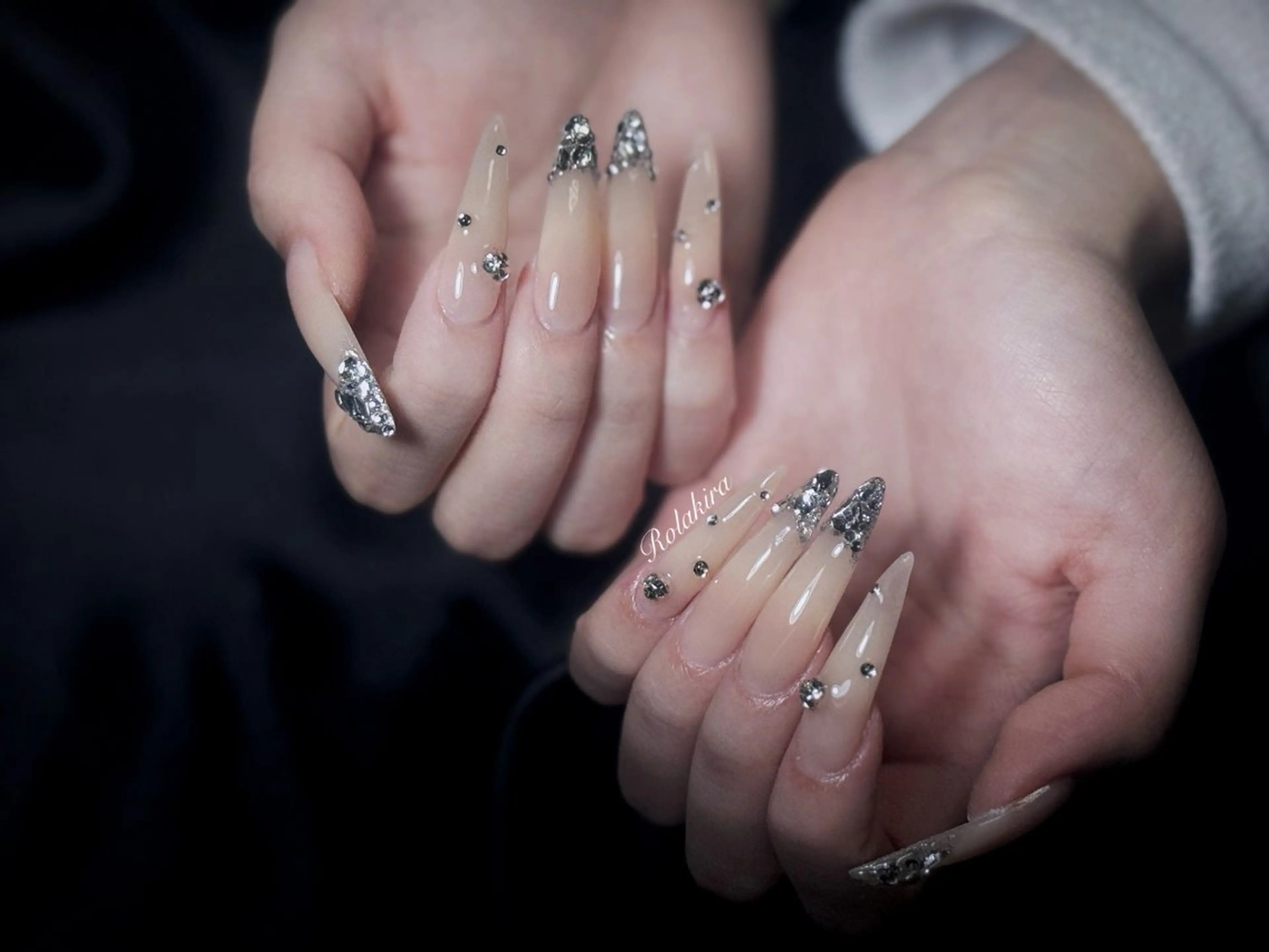 ロング 韓国風ヘア ハンドネイル Rola kira 麗のネイルデザイン