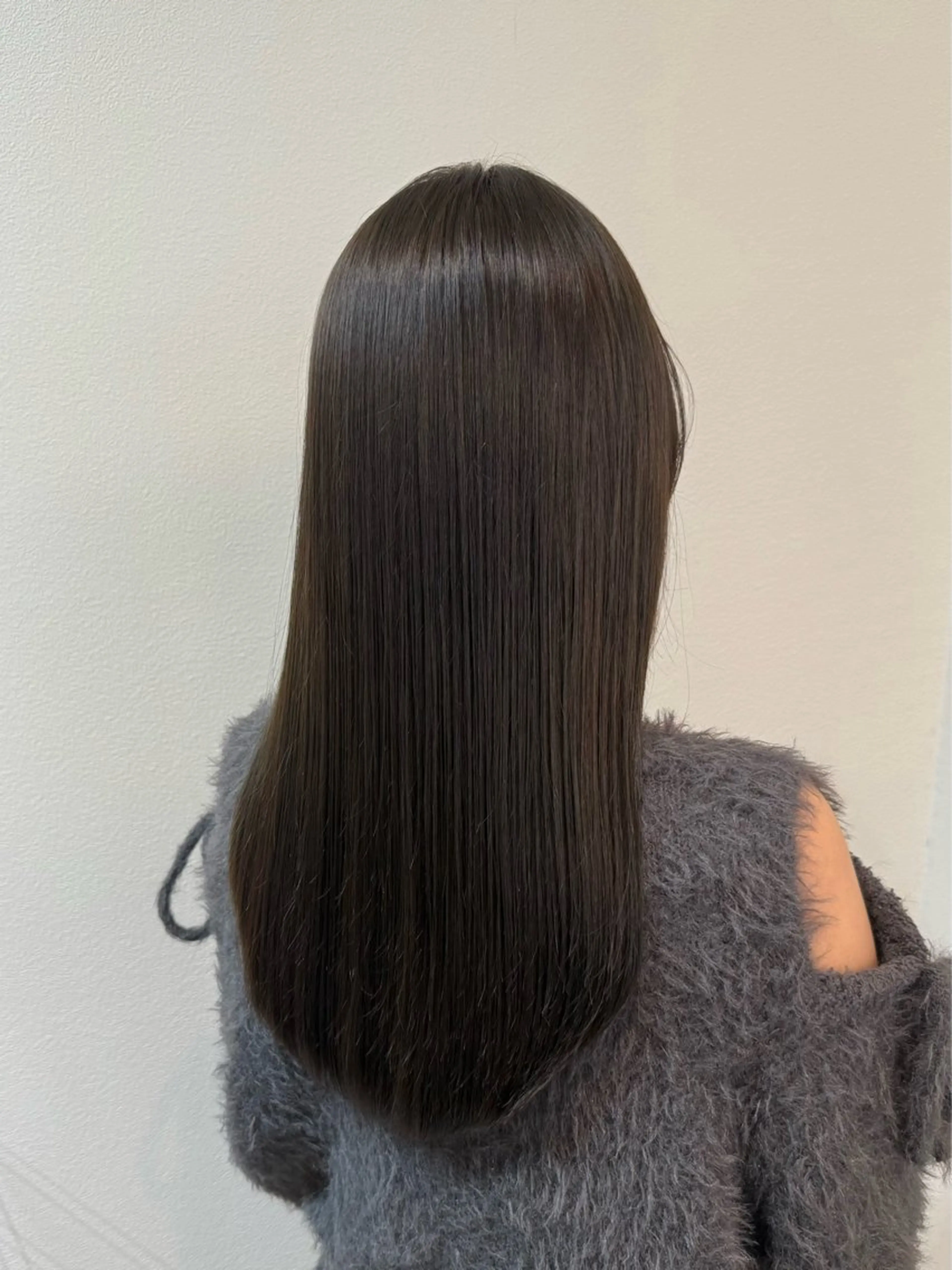 セミロング アッシュ カット ヘアカラー NANA / MONDのヘアスタイル