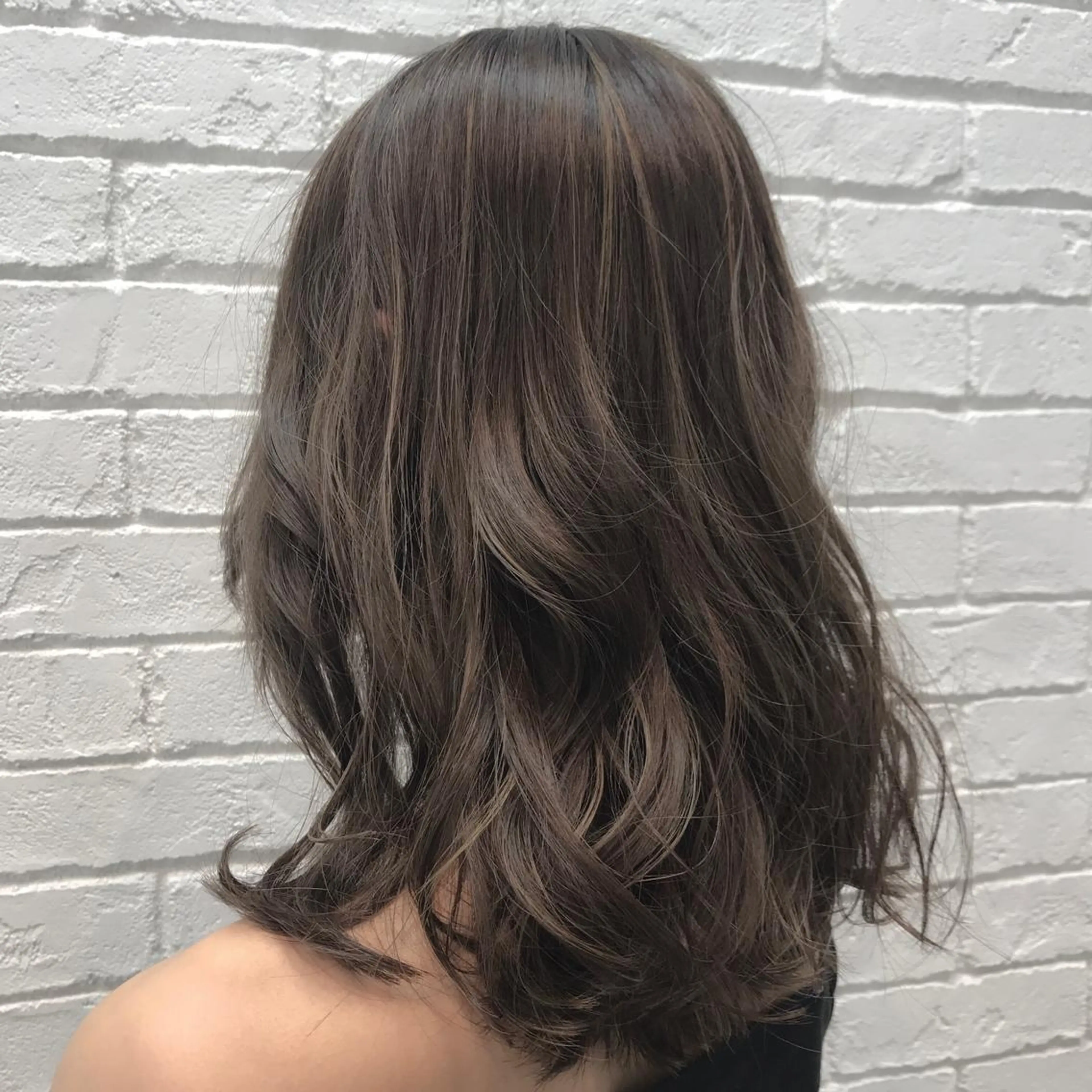 ミディアム カラー グレージュ 【透明感、艶髪】西村 有司のヘアスタイル