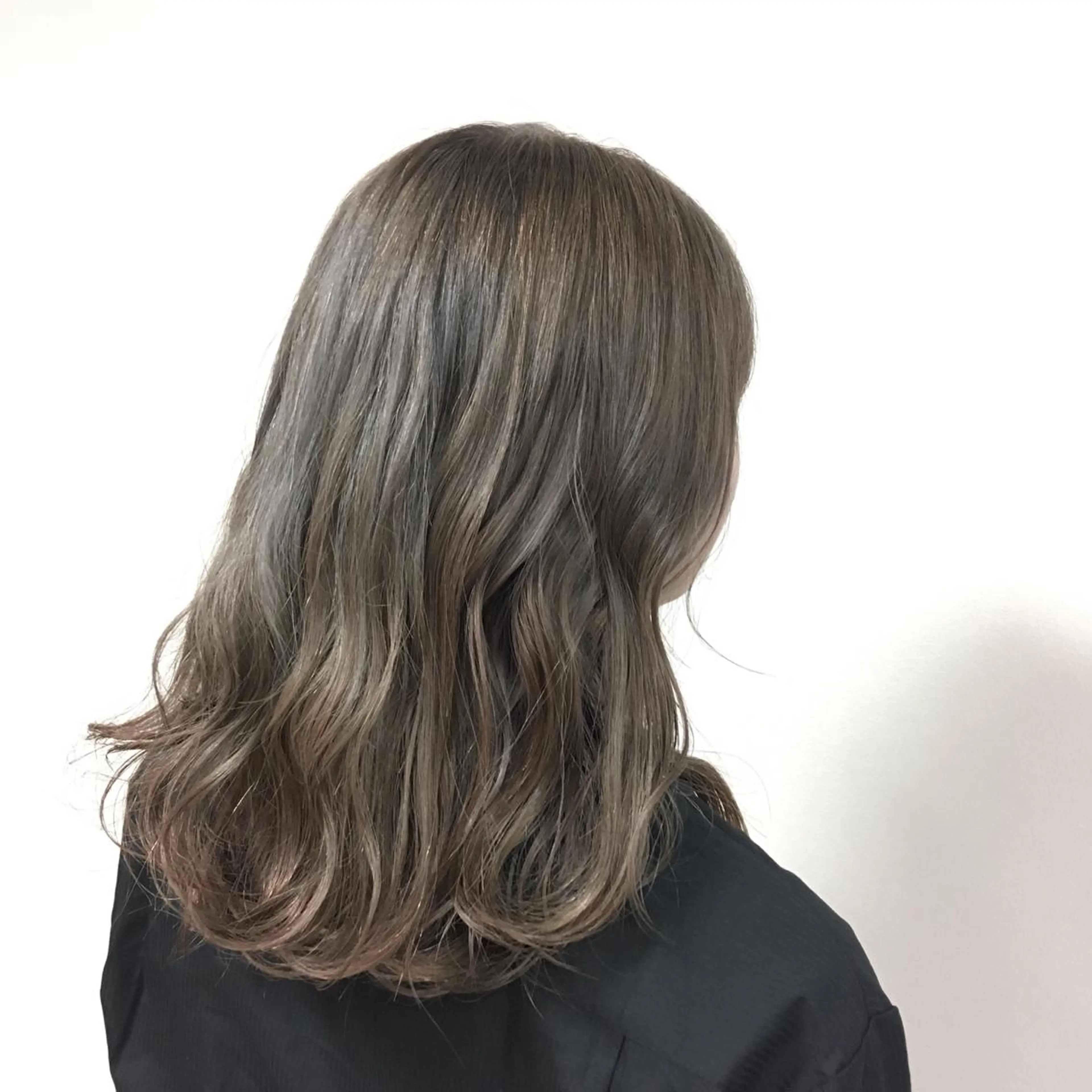 セミロング カラー アッシュ ブリーチ ハイトーンカラー 【Sweep】おじま のぞみのヘアスタイル