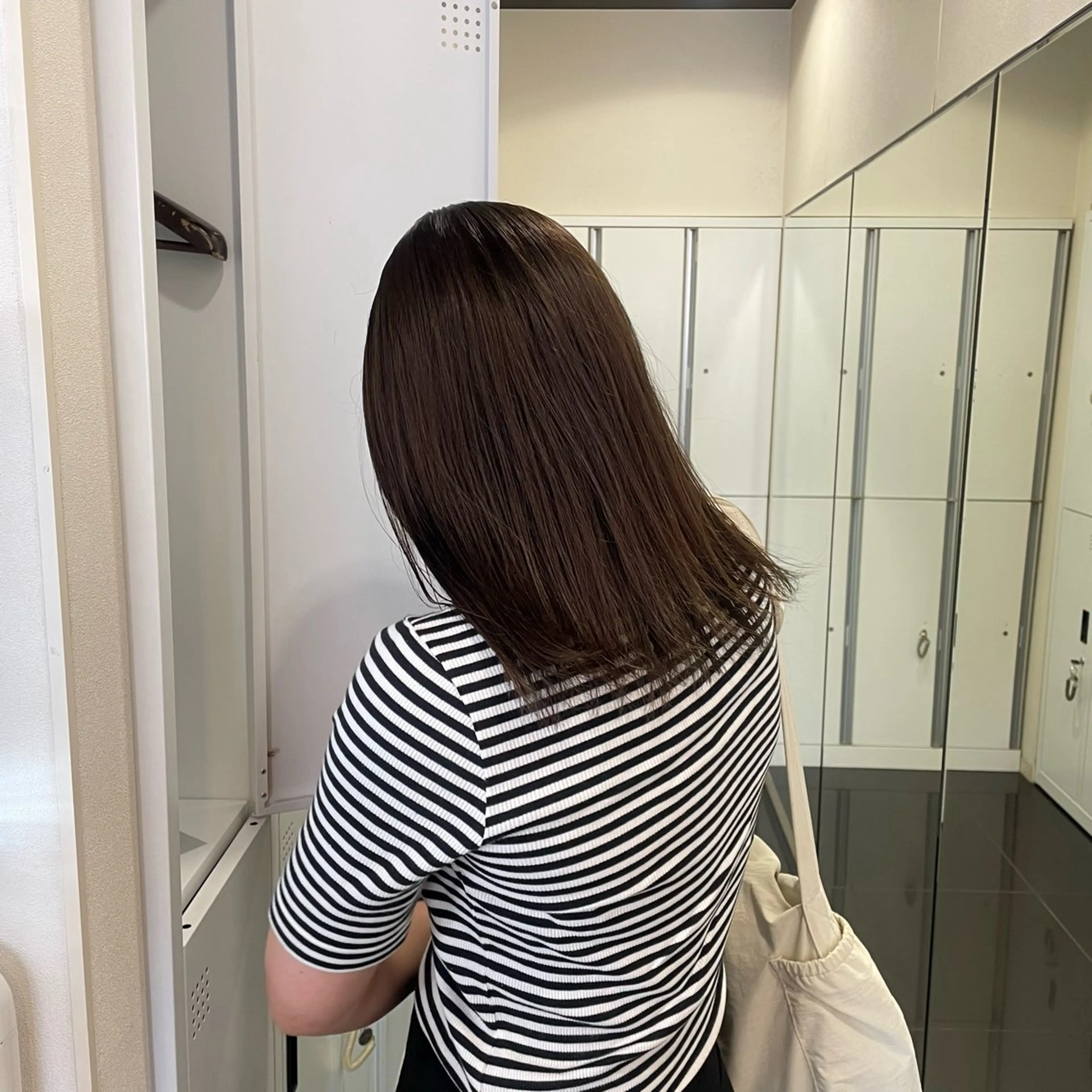 ミディアム カラー ベージュカラー 透明感カラー 垢抜け小顔レイヤー オリーブ/スミレのヘアスタイル