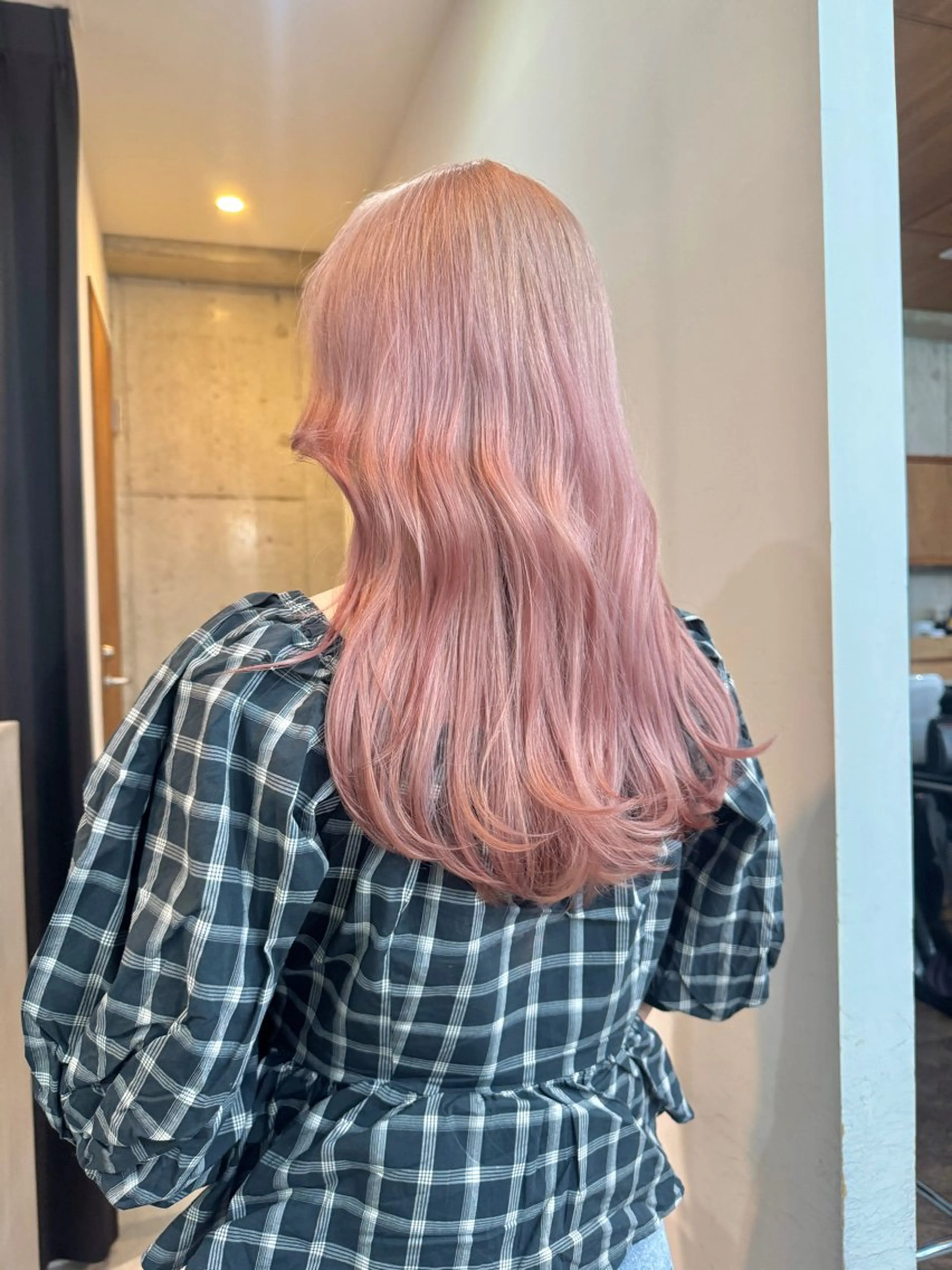 ロング カラー ベージュカラー ピンクカラー ピンクベージュ ヘアカラー トリートメント 切りっぱなしボブ/ ブリーチカラー/大塚のヘアスタイル