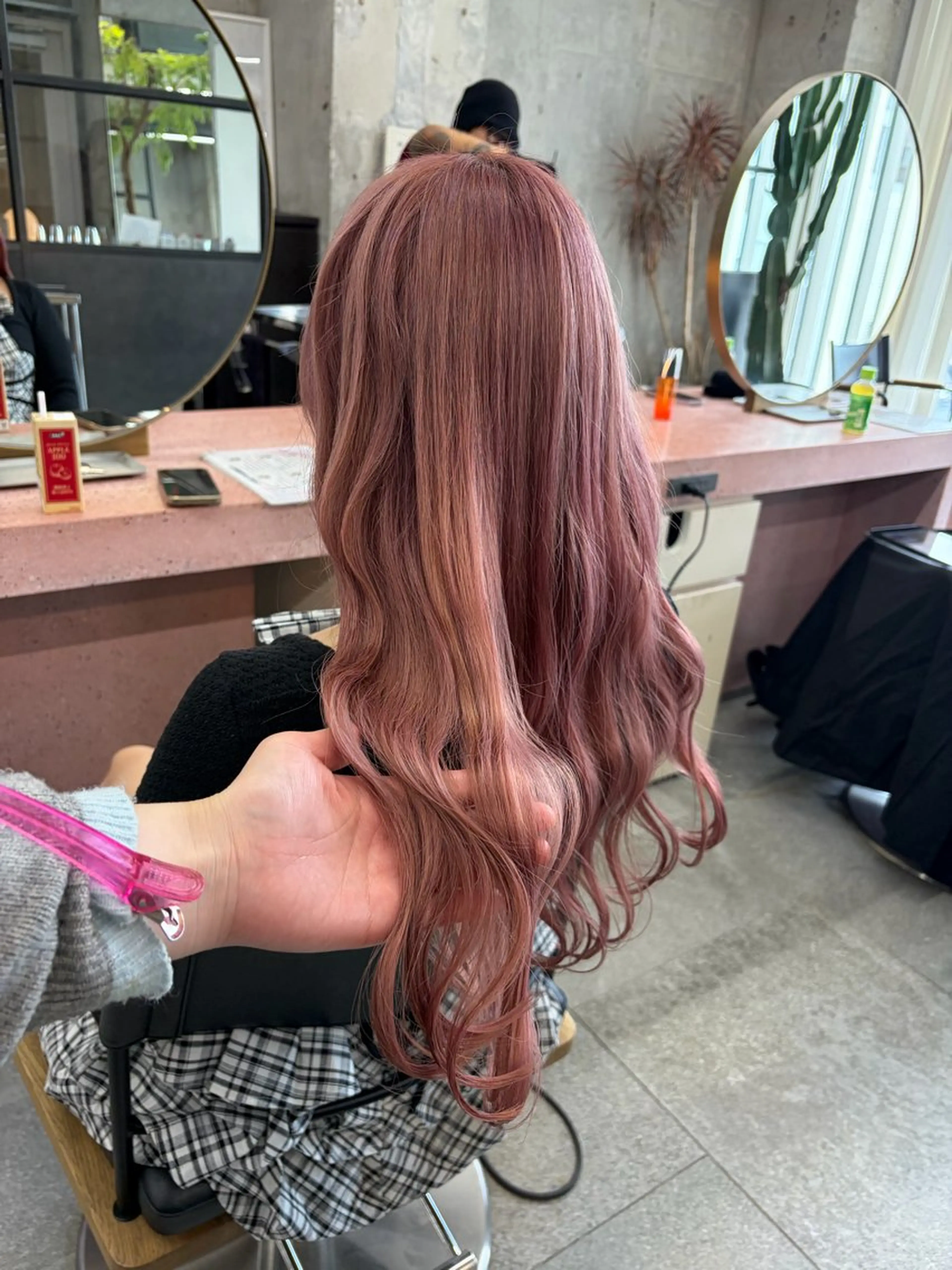 ロング ヘアカラー 鈴木瑛里／ブロンド ベージュ／男女のヘアスタイル