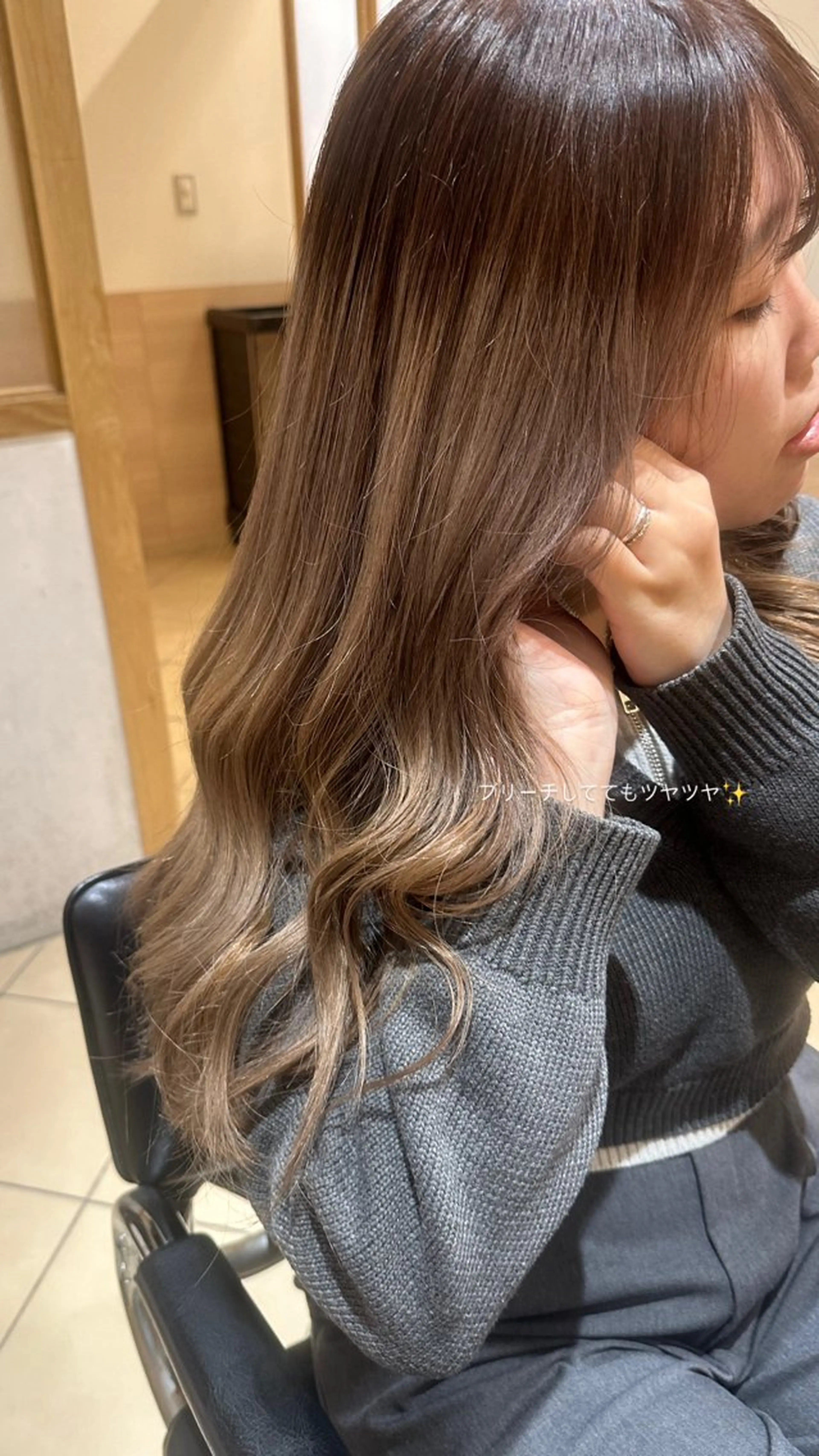 ロング カラー ベージュカラー ブラウンカラー ケアカラー ハイトーンカラー ミルクティーベージュ カット ヘアカラー GO TODAY SHAiRE SALON所属・天野 瑠真のヘアスタイル