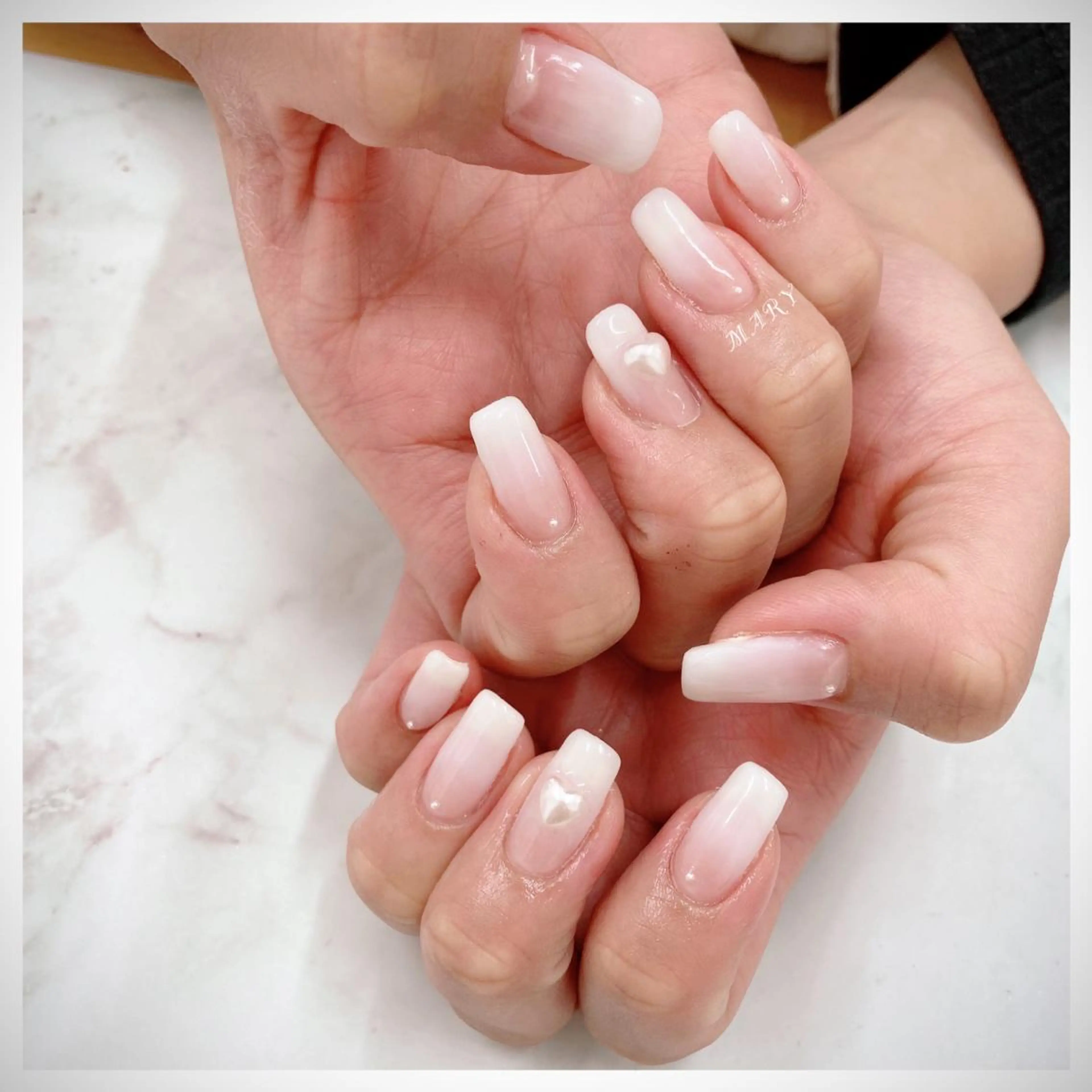 ネイル グラデーション ハート ニュアンスネイル スクエアネイル ホワイト ハンドネイル Mary nail .narumiのネイルデザイン