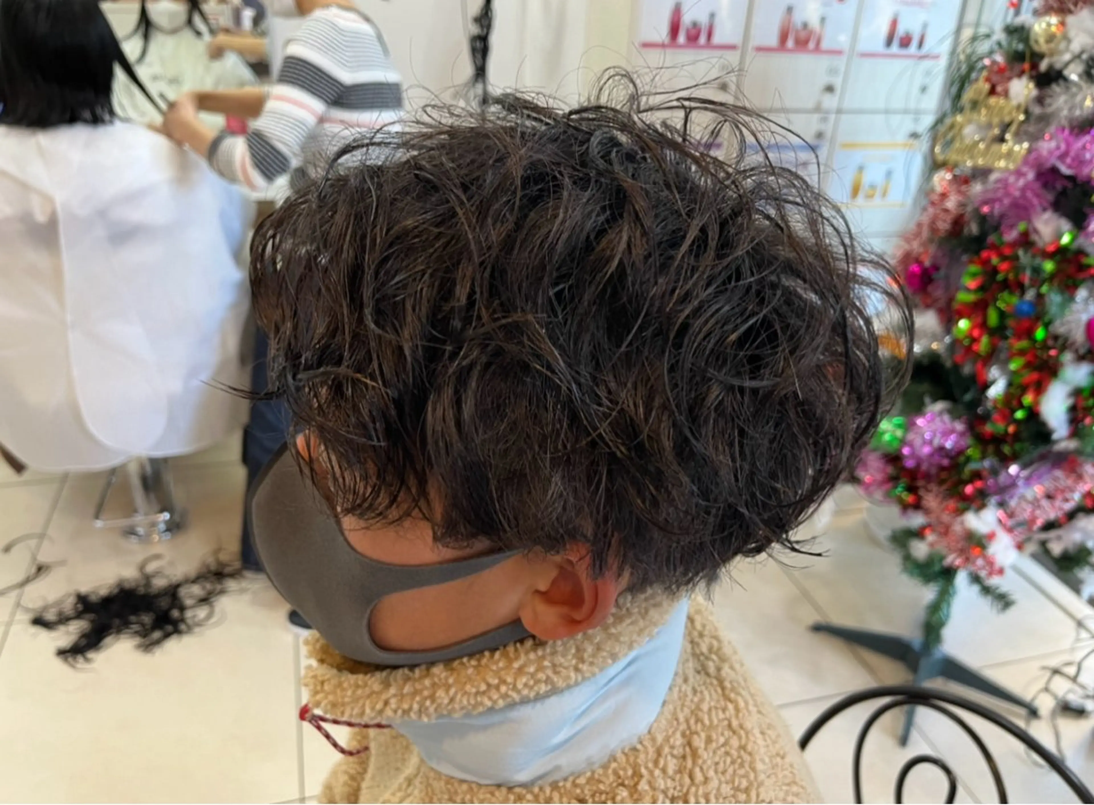 ショート パーマ メンズ センターパート メンズパーマ ツイストスパイラルパーマ スパイラルパーマ カット パーマ 韓国メンズヘア/ 毛流れヘア　須田龍世のヘアスタイル