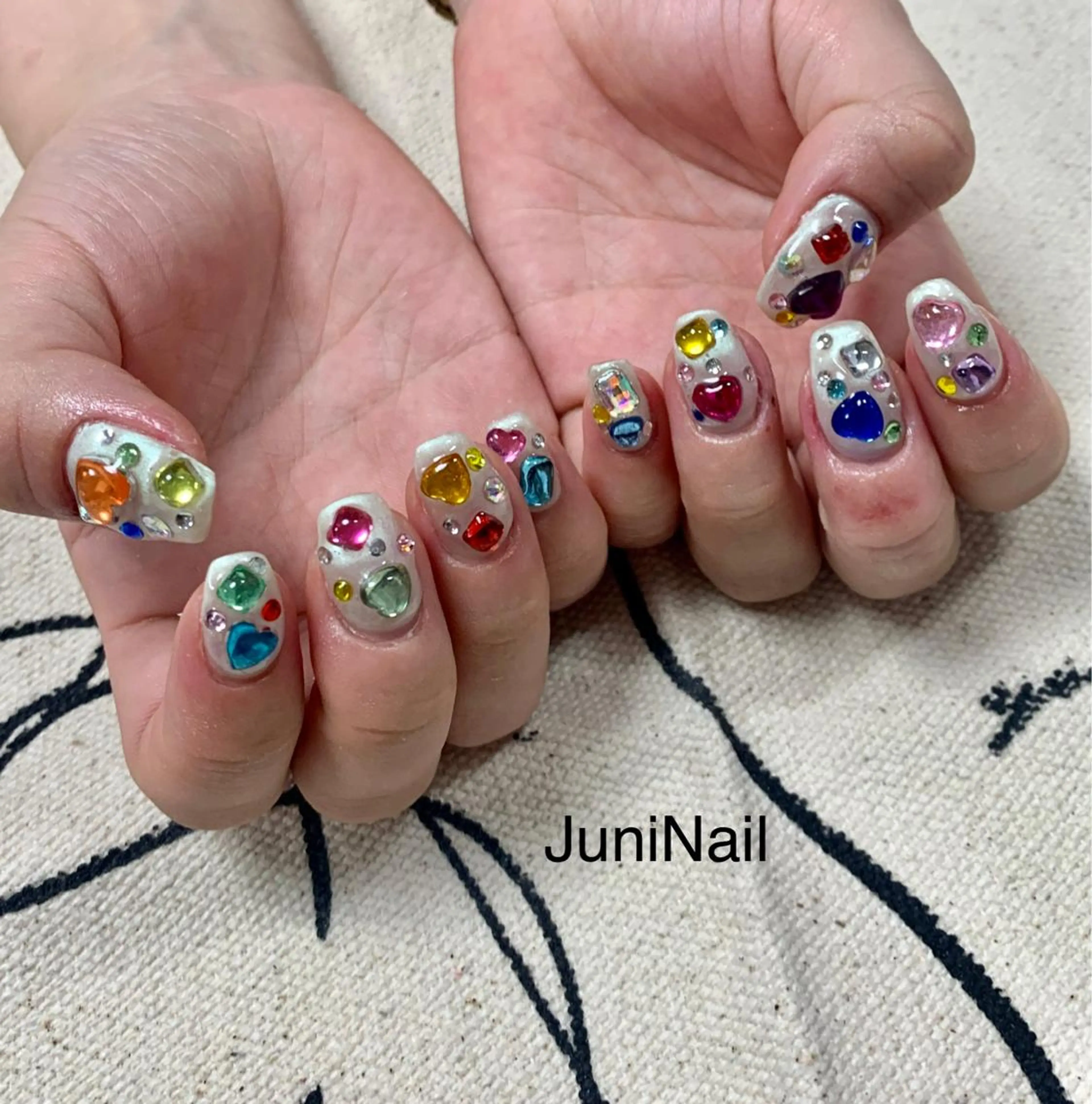 ネイル オーロラネイル クリアネイル 成人式 フラッシュネイル 氷ネイル・うるうるネイル ハンドネイル JuniNail 주니네일🇰🇷suのネイルデザイン