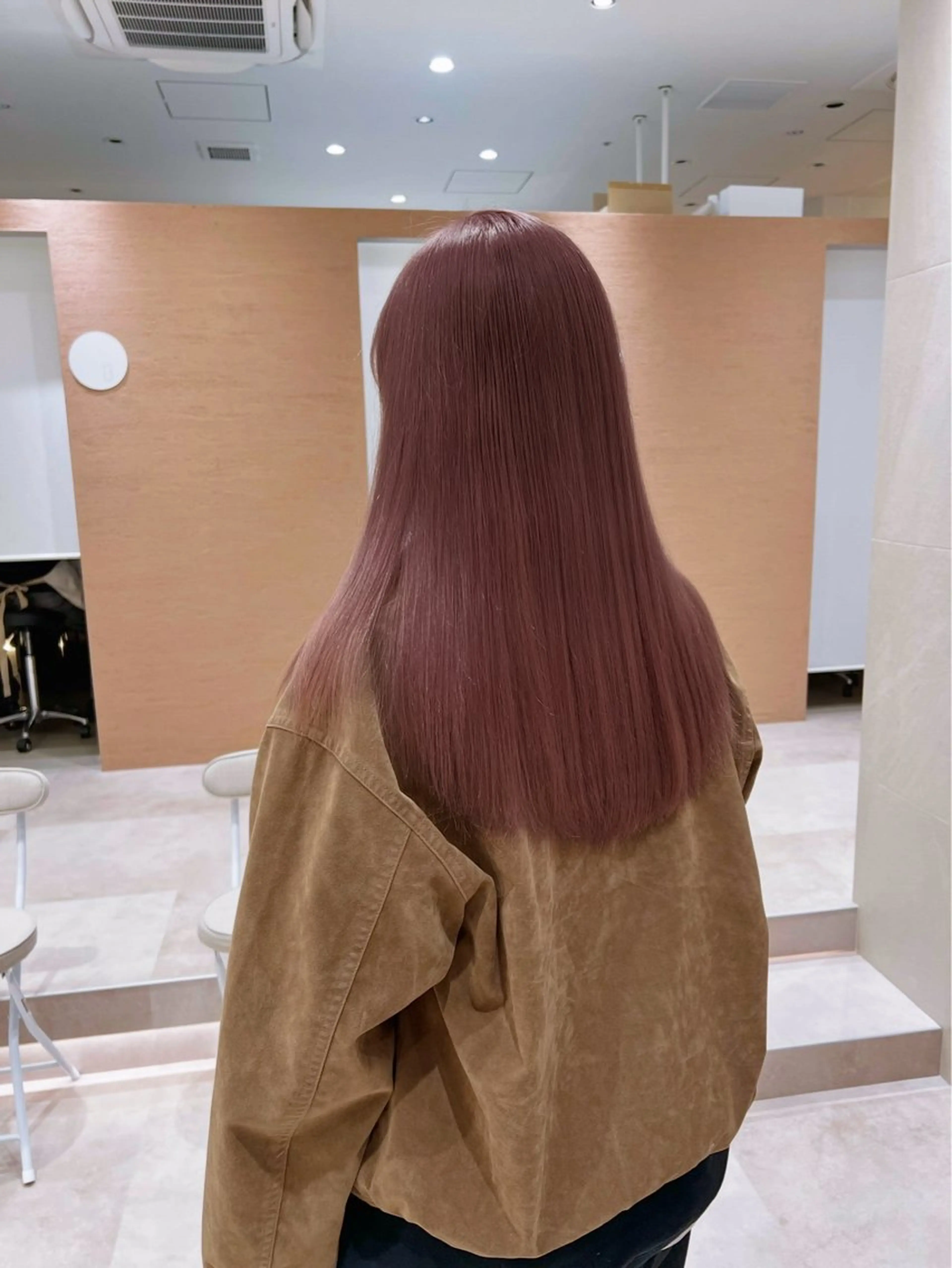 セミロング カラー ベージュカラー ブリーチ ピンクカラー ピンクベージュ 泉 愛美のヘアスタイル