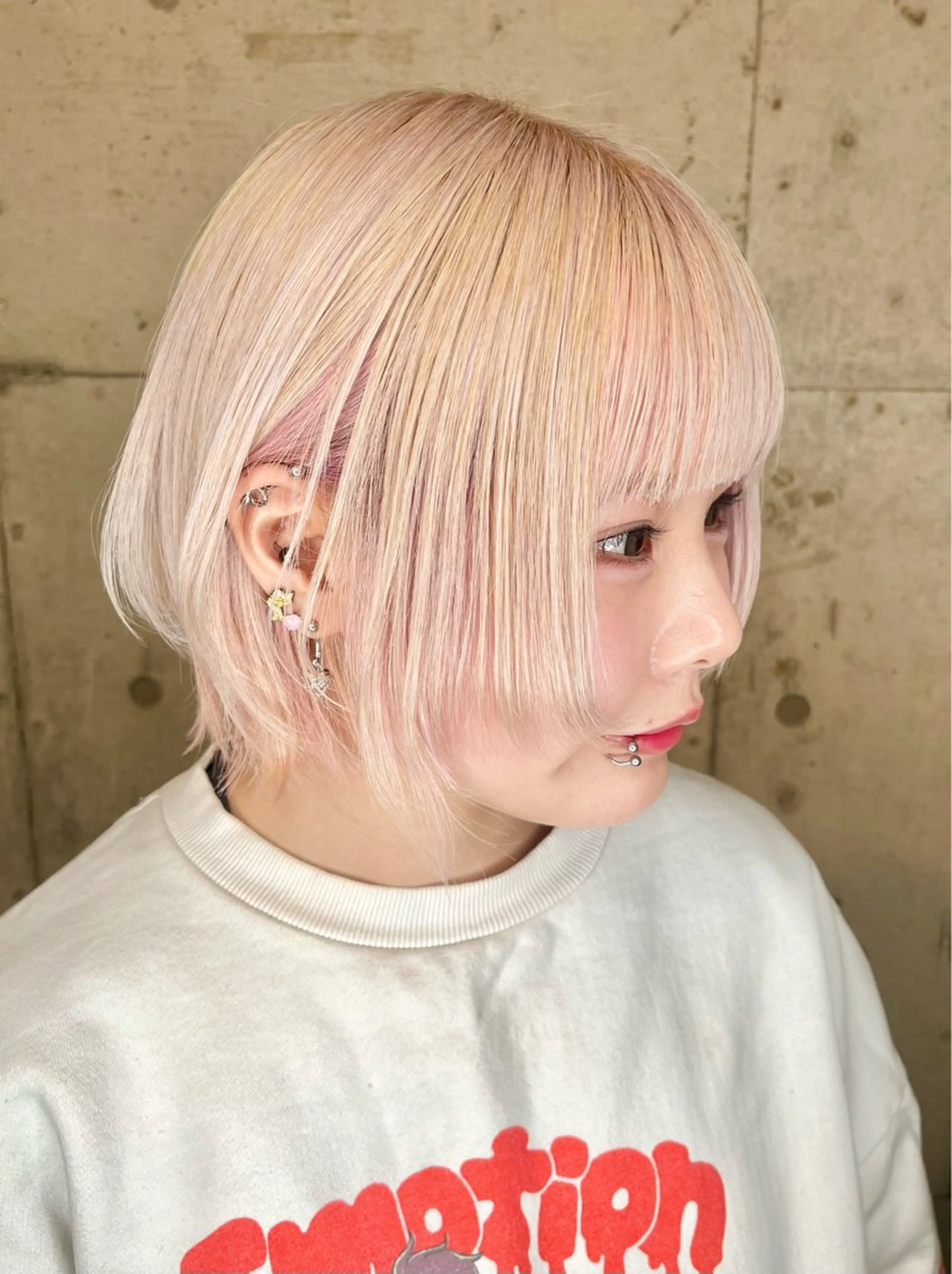 ミディアム カラー ベージュカラー インナーカラー ピンクカラー ホワイトベージュ ボブ ヘアカラー 派手髪デザインカラー ヒロカのヘアスタイル