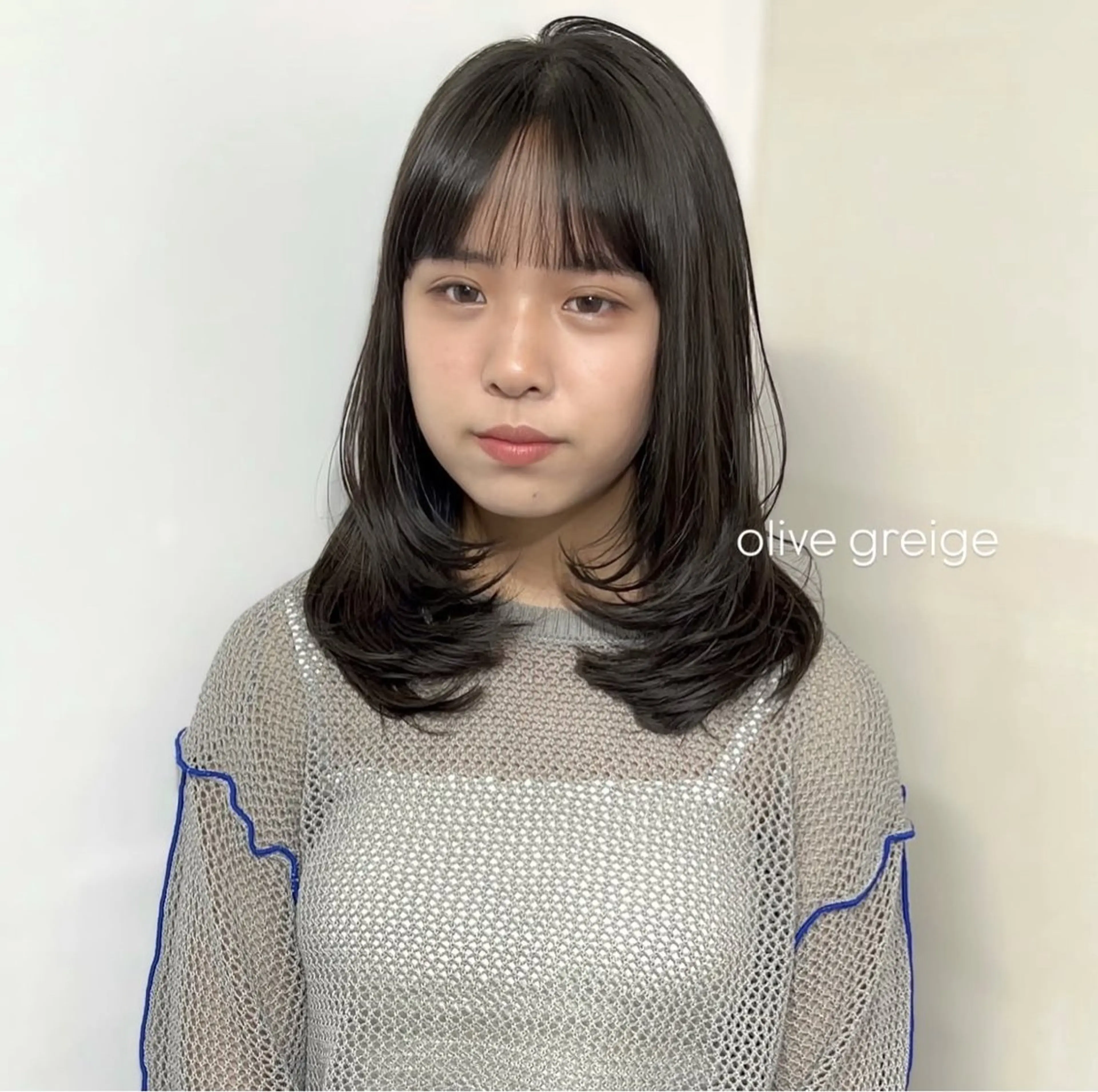 ミディアム カラー ブリーチ グレージュ ブリーチなしカラー オリーブグレージュ オリーブグレー 前川 朋香のヘアスタイル