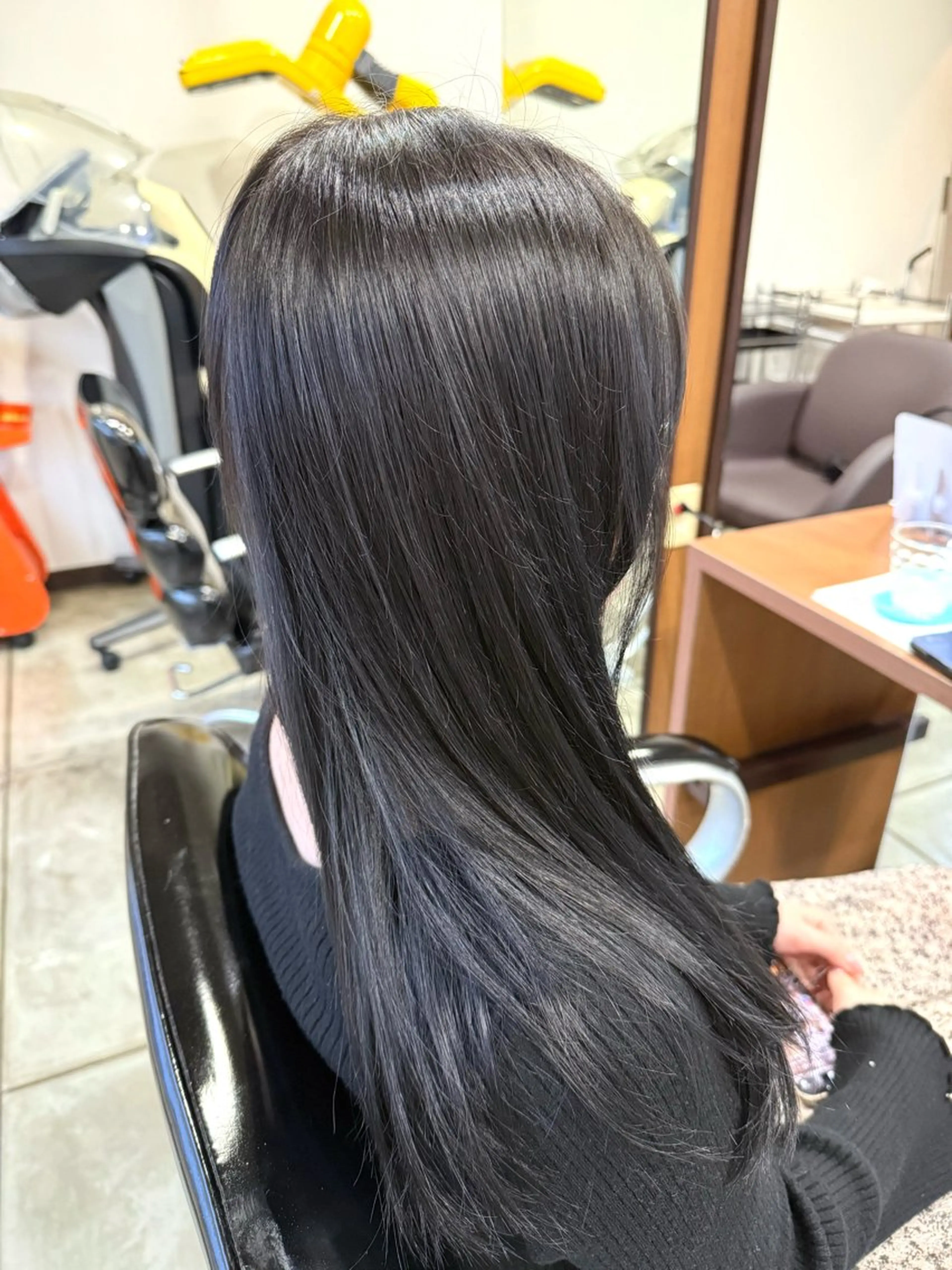ロング カラー 黒髪 グレージュ 上田 美月のヘアスタイル