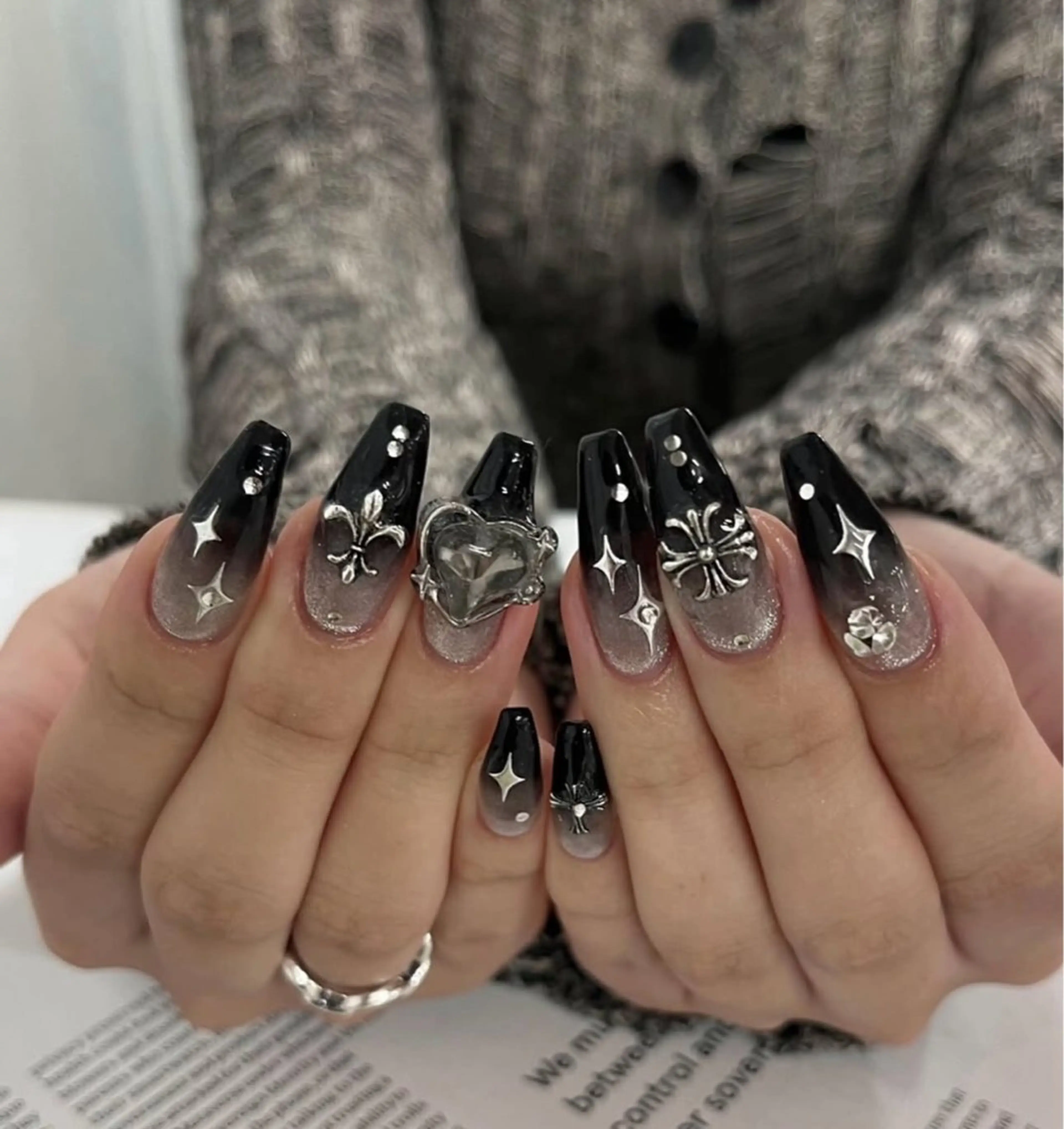ネイル グラデーション キラキラネイル ワンカラーネイル 冬ネイル Jenn Nail Salonのネイルデザイン