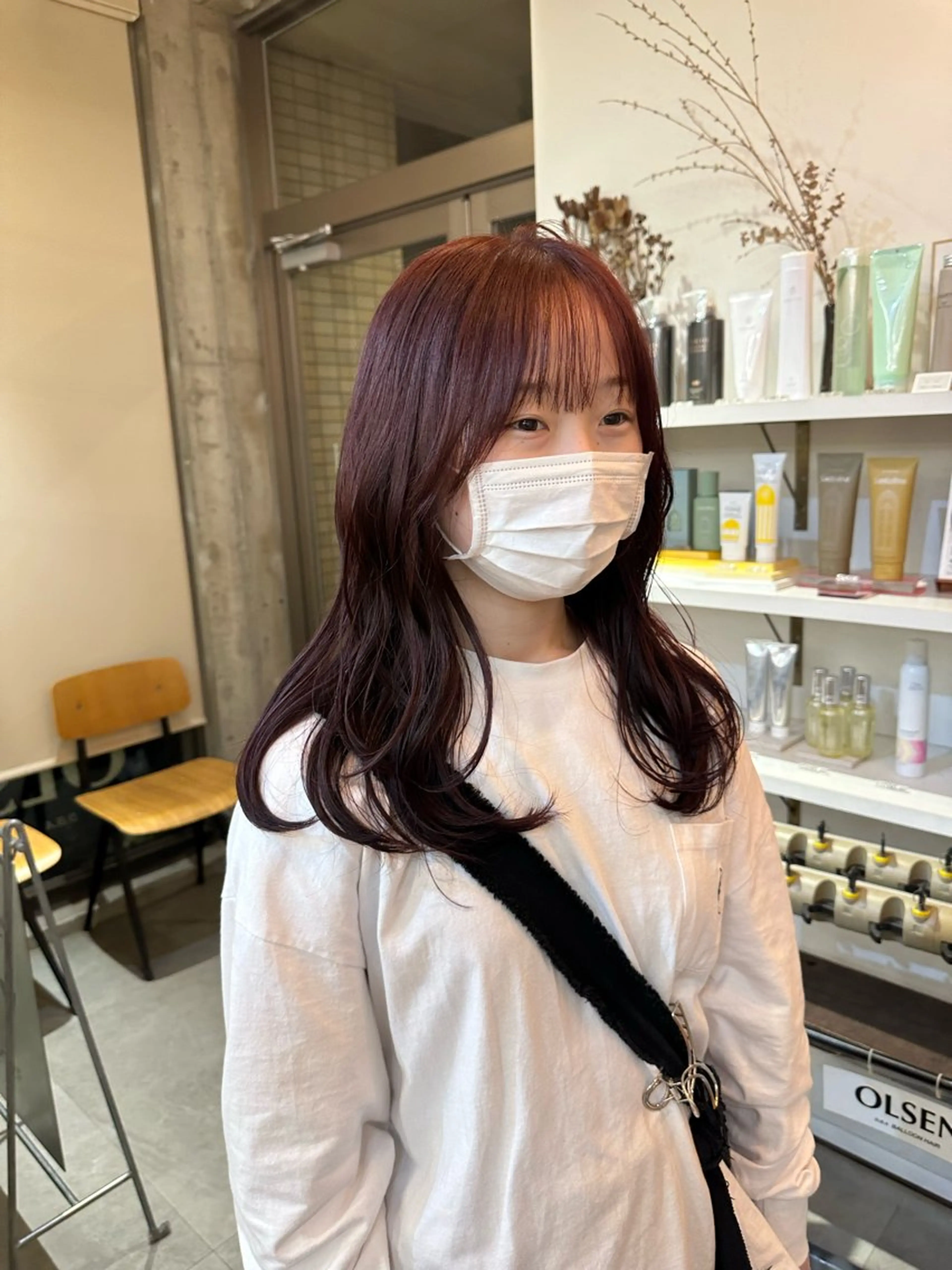 ミディアム カラー レッドカラー レイヤーカット ローレイヤー さとう あやかのヘアスタイル