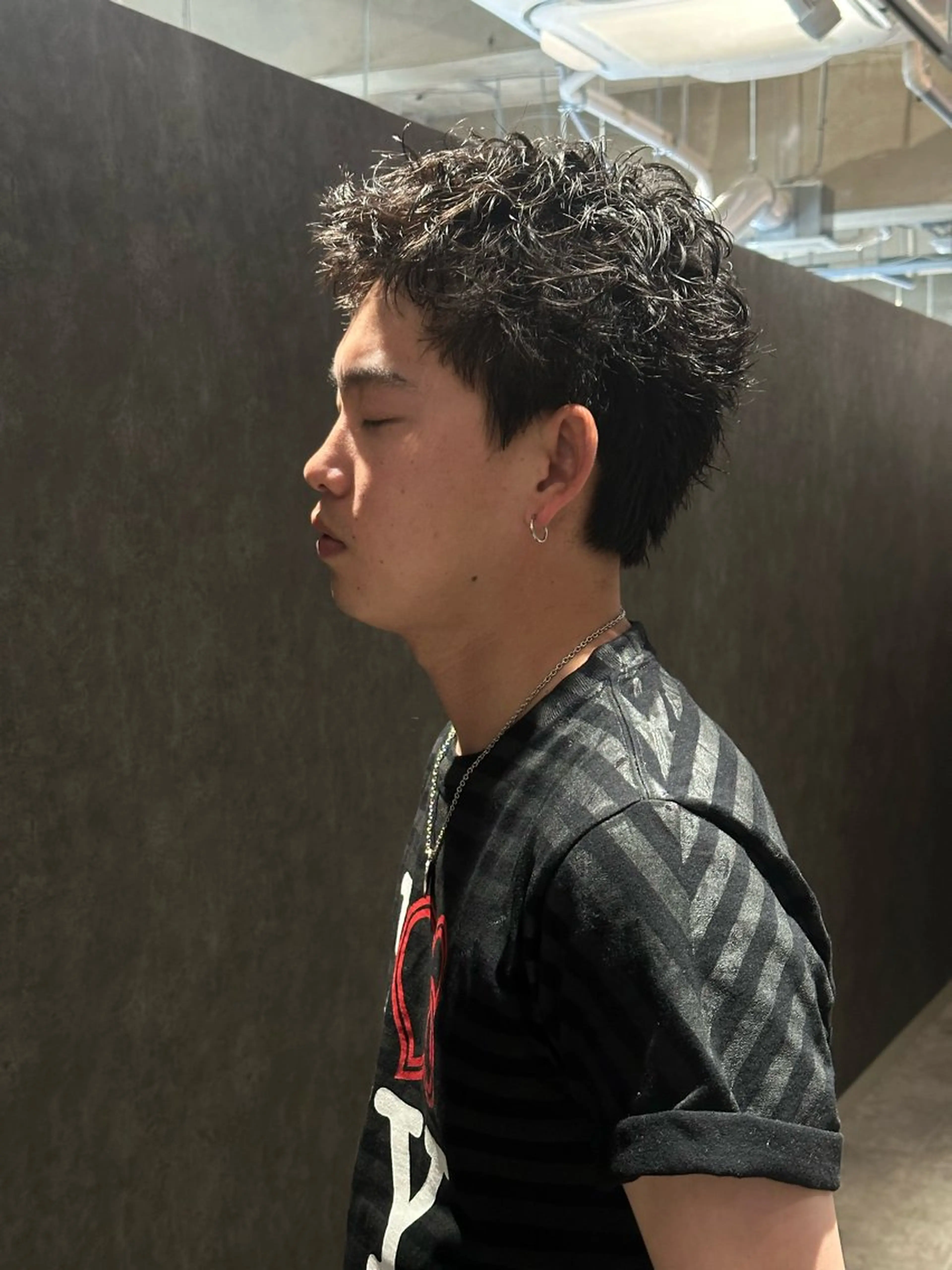 ショート パーマ メンズ メンズブリーチ センターパート フェードカット フェザーパーマ メンズハイライト カット パーマ トリートメント 金山駅前/メンズ パーマ/真柄 恒輝のヘアスタイル