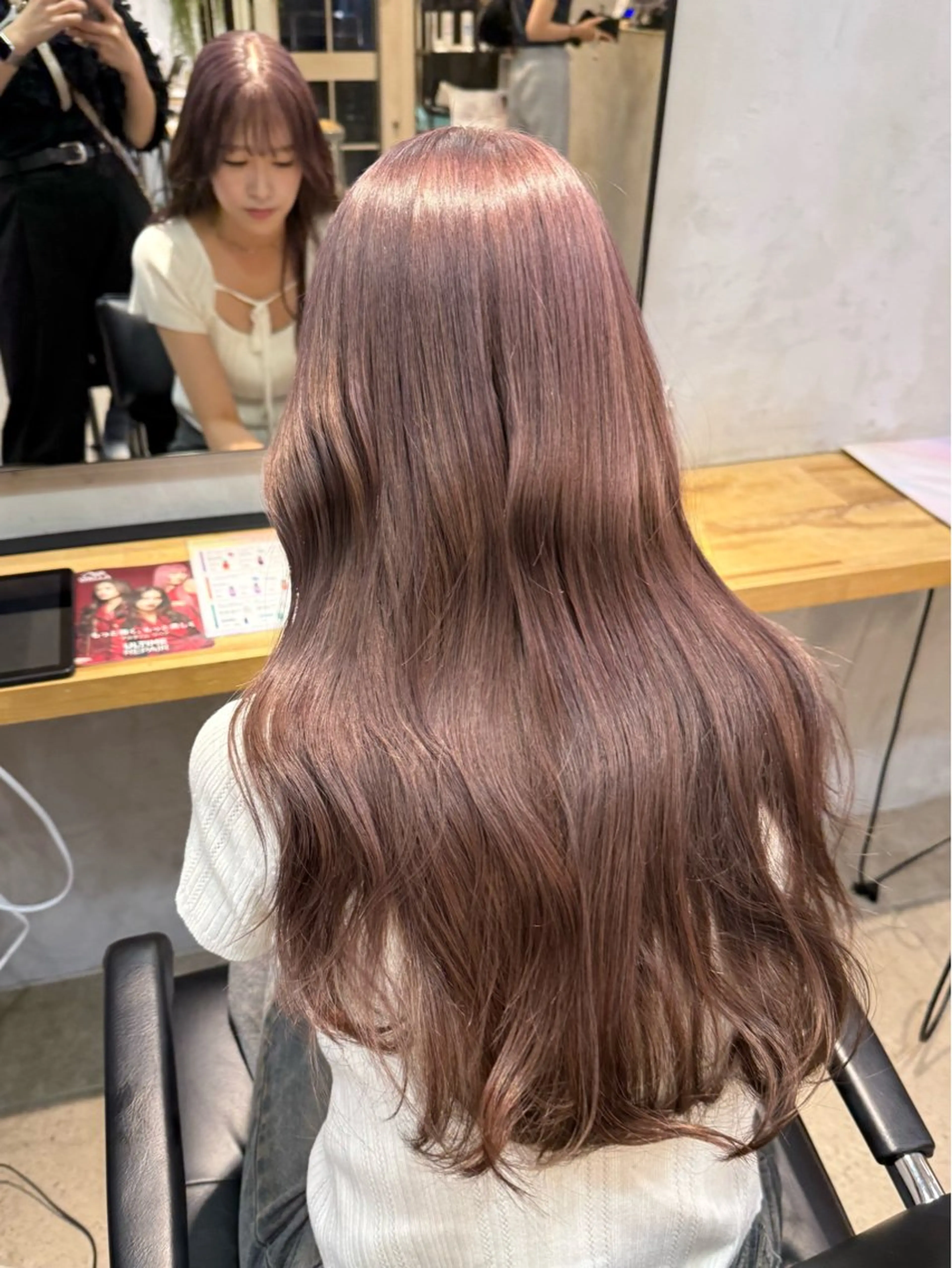 ロング カラー ミルクティー× グレージュMOMOのヘアスタイル