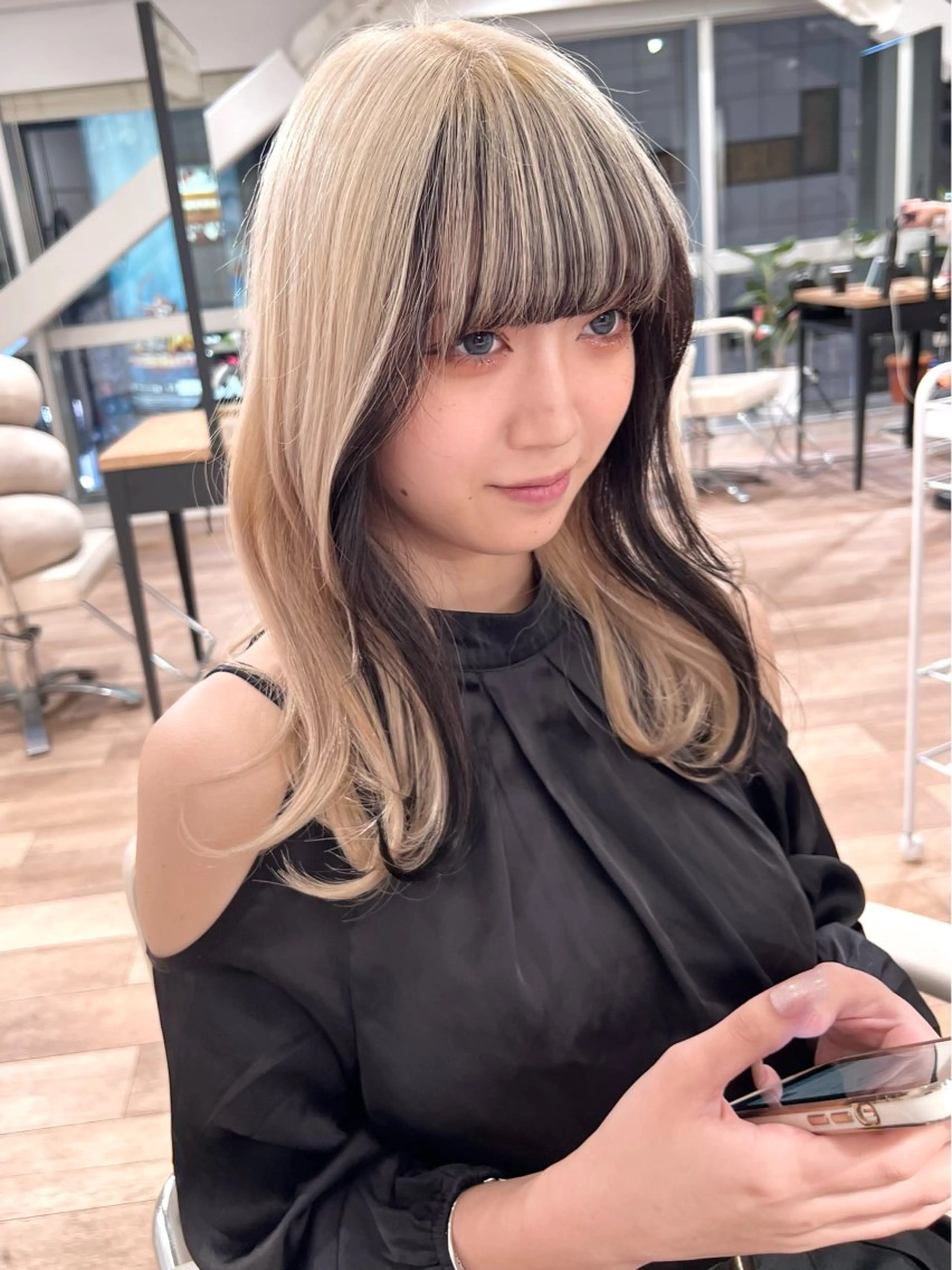 ロング カラー バレイヤージュ ベージュカラー 黒髪 ブリーチ ブロンド 前髪/顔まわりカット 艶髪/髪質改善/縮毛のヘアスタイル