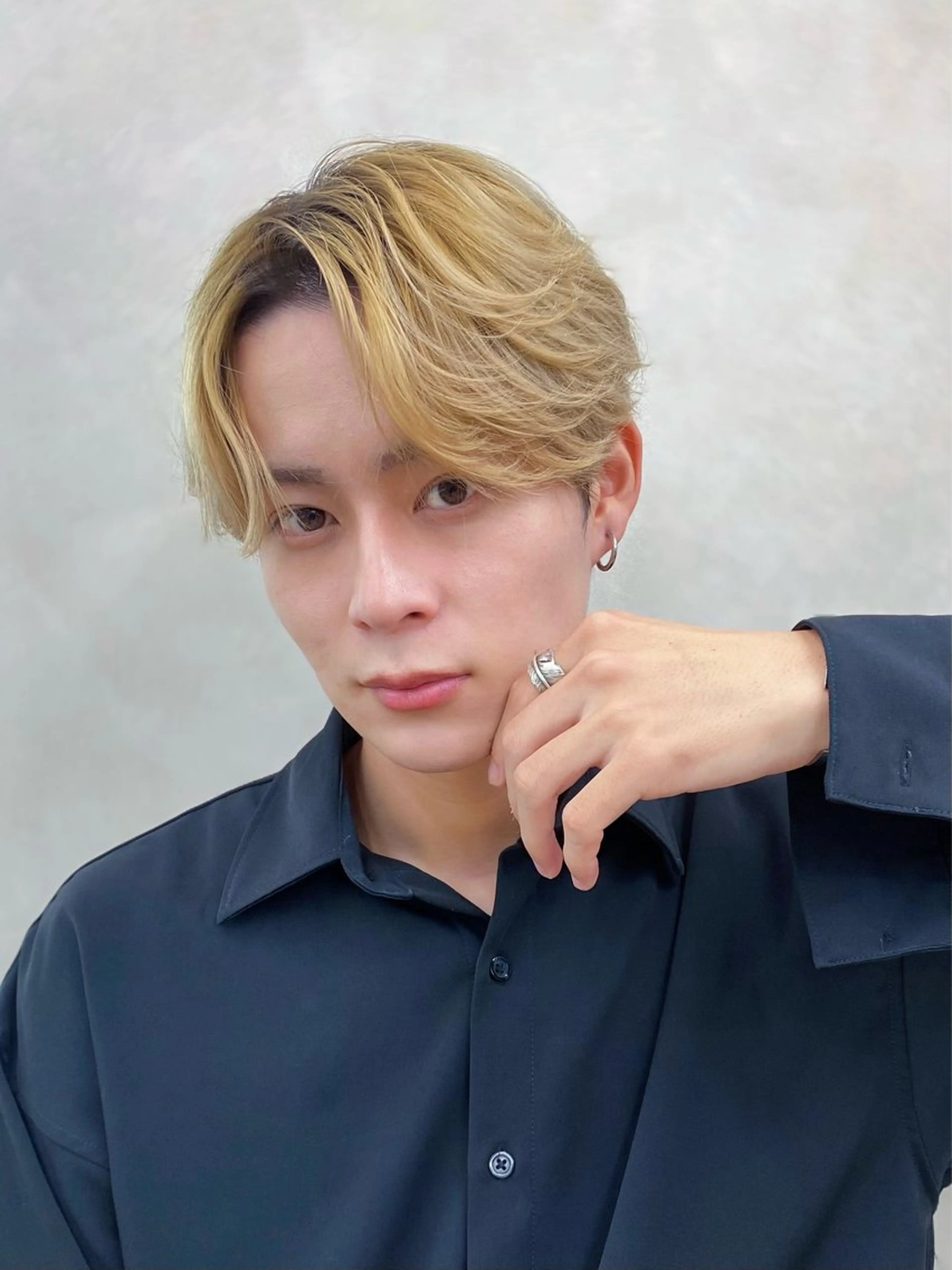 ショート メンズ メンズブリーチ センターパート フェザーパーマ メンズ韓国風 韓国マッシュ カット トリートメント retouch by fifth銀座店所属・安藤幹人 メンズパーマのヘアスタイル