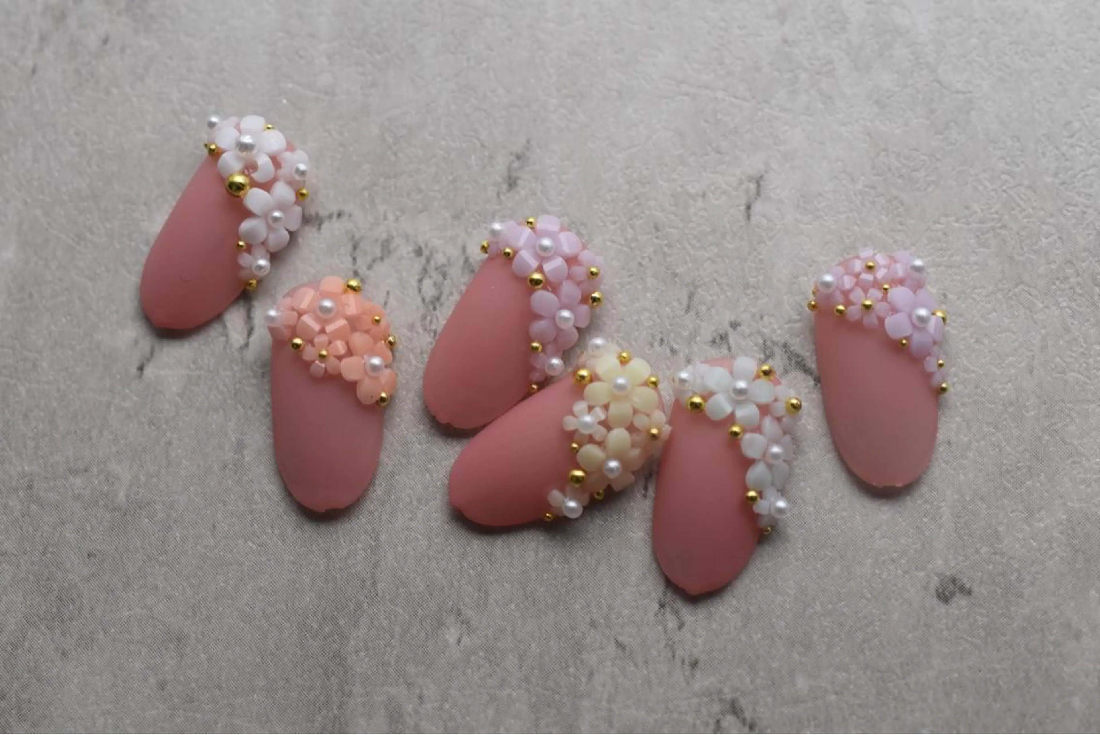 ミディアム カラー ネイル Aayley アイリ―サロンのネイルデザイン