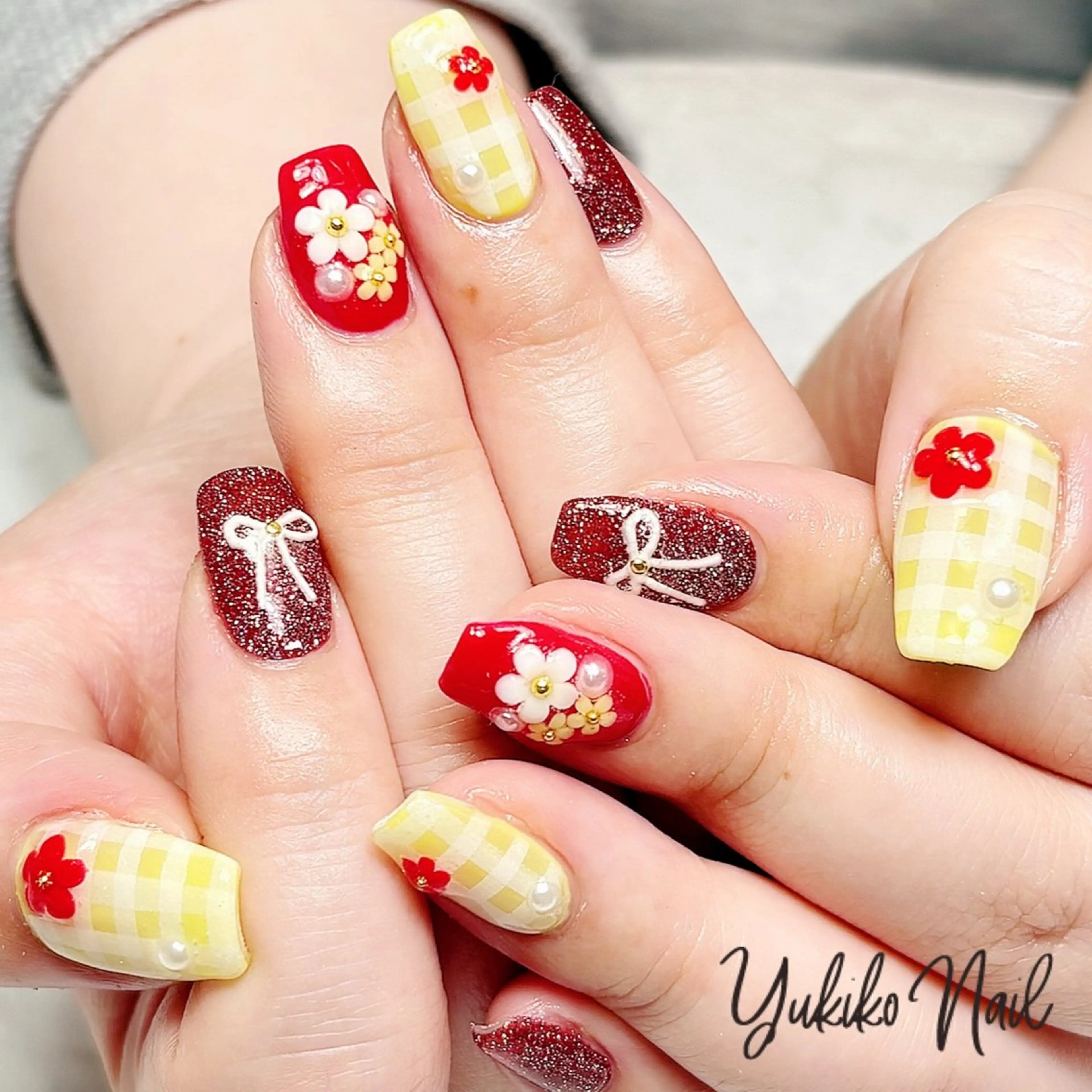 ネイル フラワーネイル 赤色 黄色 ハンドネイル ユキコ ネイルのネイルデザイン