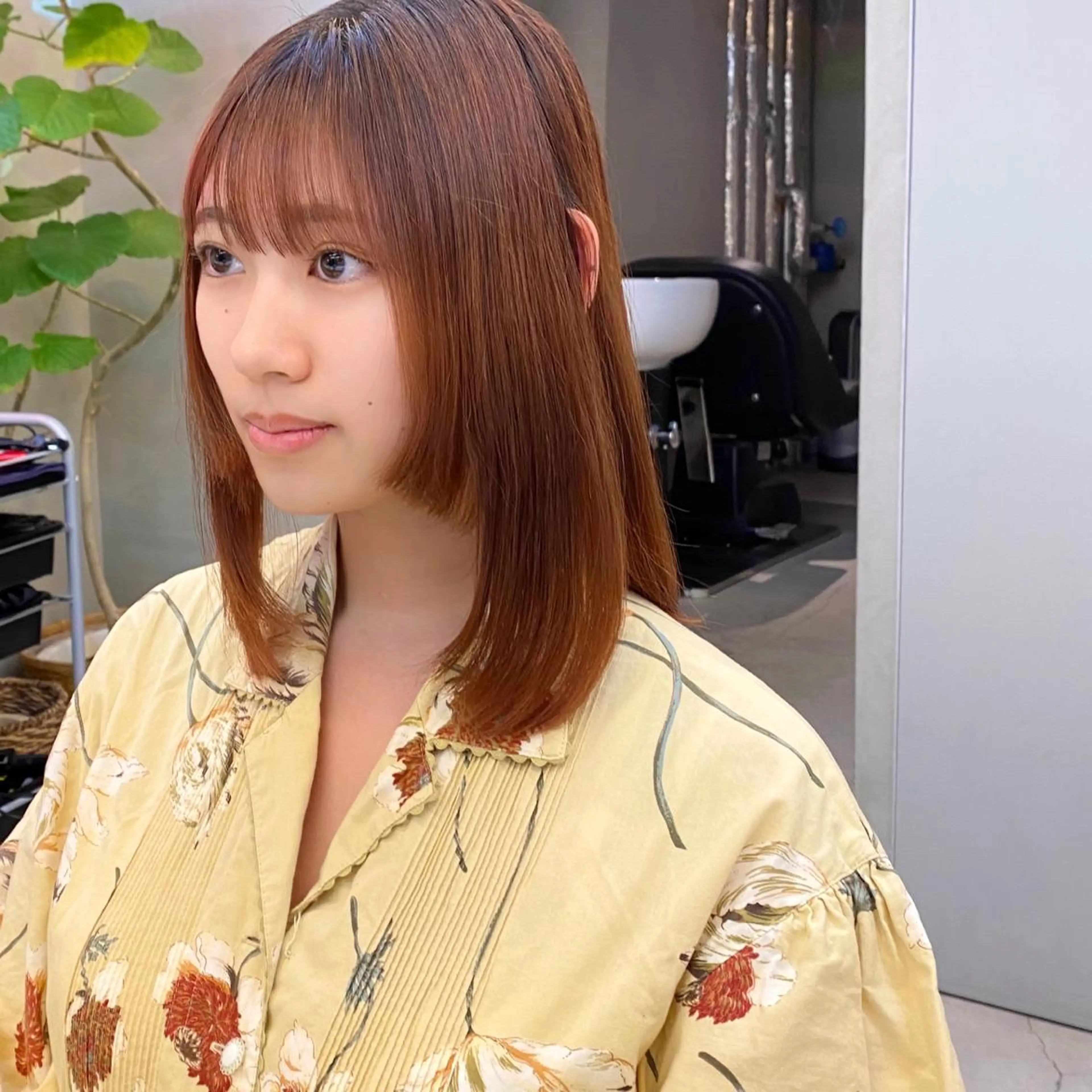 ミディアム パーマ 顔周りカット 伸ばしかけ 縮毛矯正 酸性ストレート ストレートパーマ カット 縮毛矯正 トリートメント 艶髪と透明感を ‼️/若林のヘアスタイル