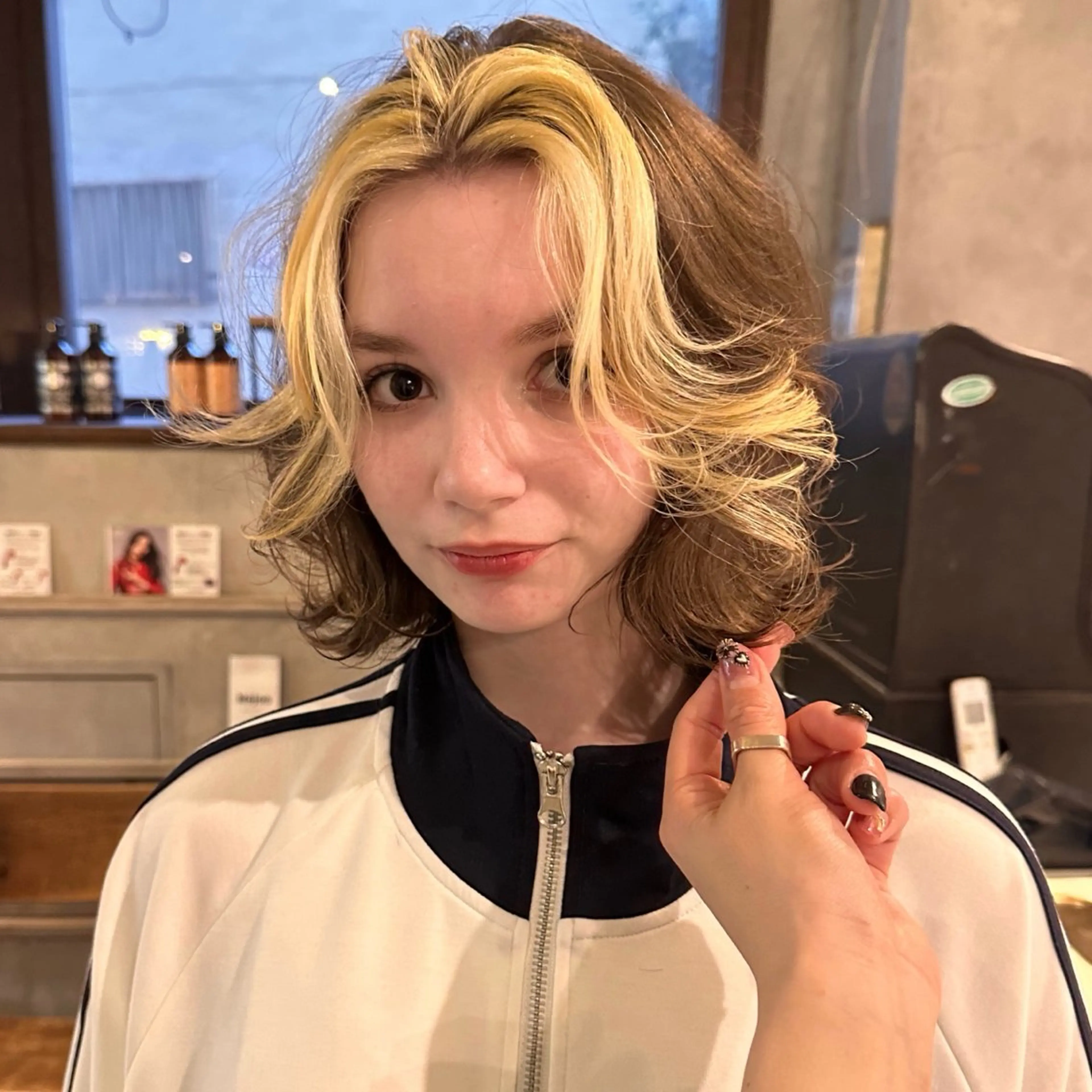 ショート カラー ヘアカラー トリートメント おしゃれハイトーン 💗AKARIのヘアスタイル