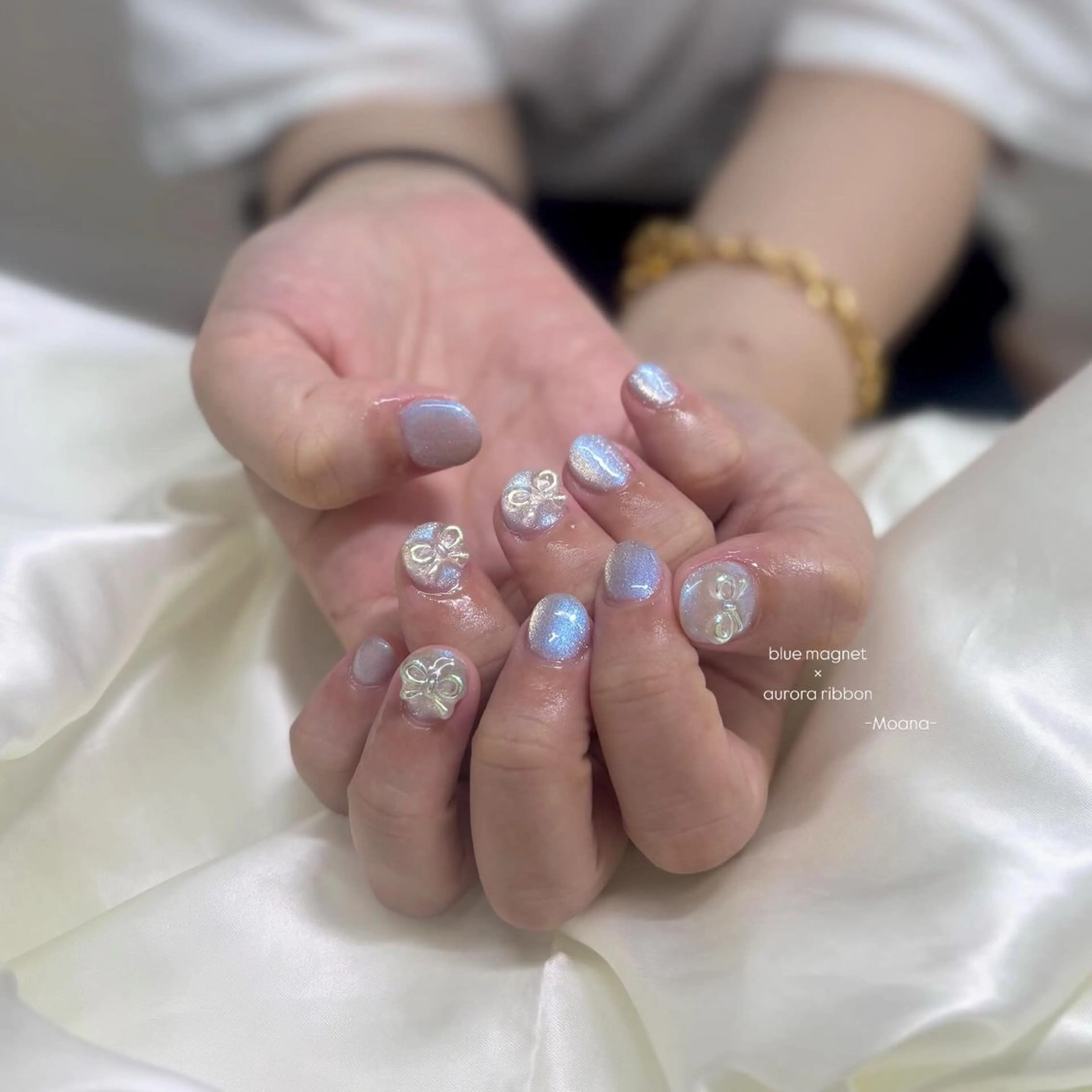 ネイル オーロラネイル ブルー マグネットネイル リボン ショートネイル Moana nail Hiyoriのネイルデザイン