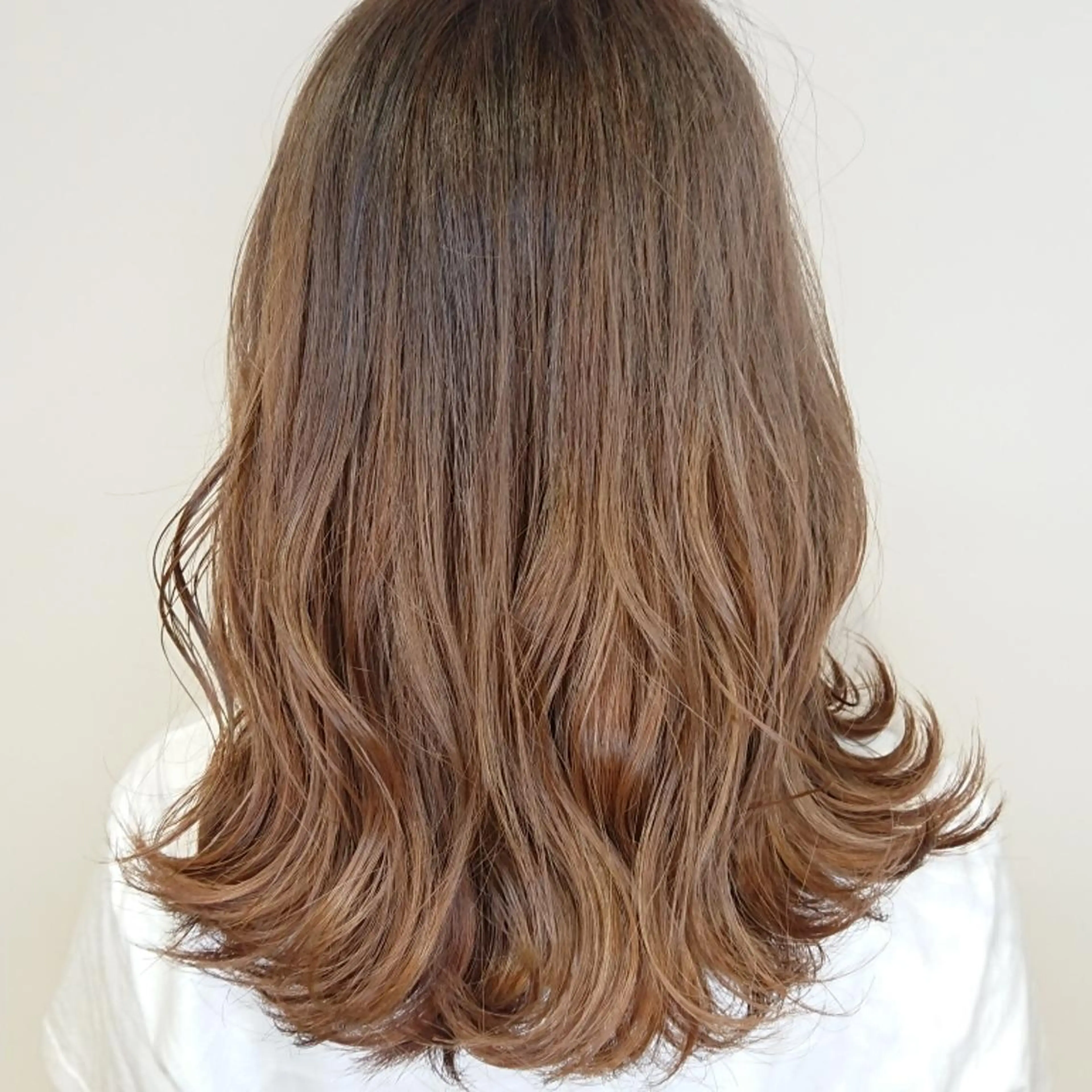 カラー ベージュカラー モカベージュ ヘアカラー トリートメント ブリーチ/ヘアケア/ 艶髪/イギチハルのヘアスタイル