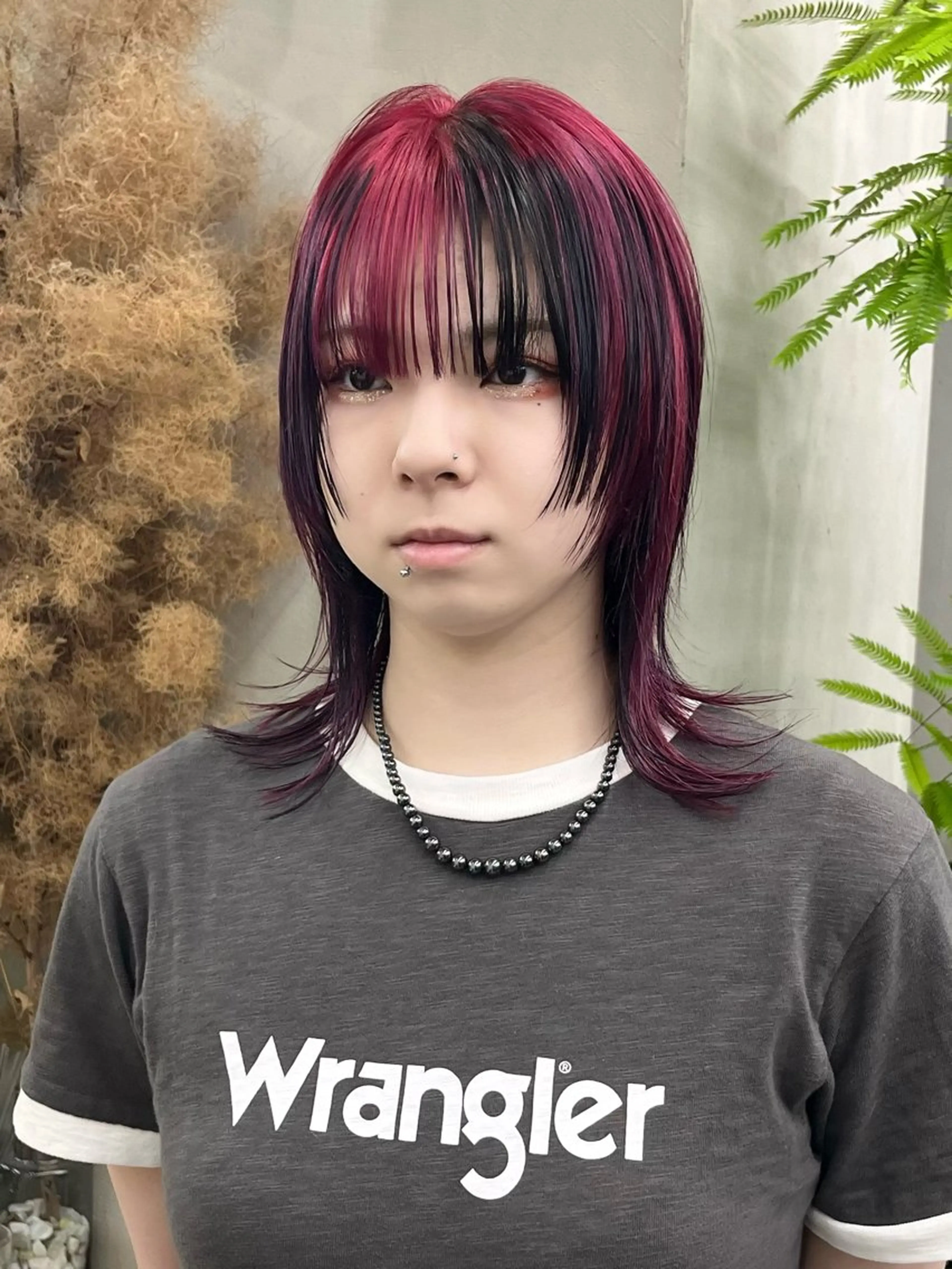 ミディアム カラー デザインカラー レッドカラー 顔まわりレイヤー 顔周りカット レイヤーカット カット ヘアカラー イツク ⚡️ ルーツ/ハイトーンのヘアスタイル