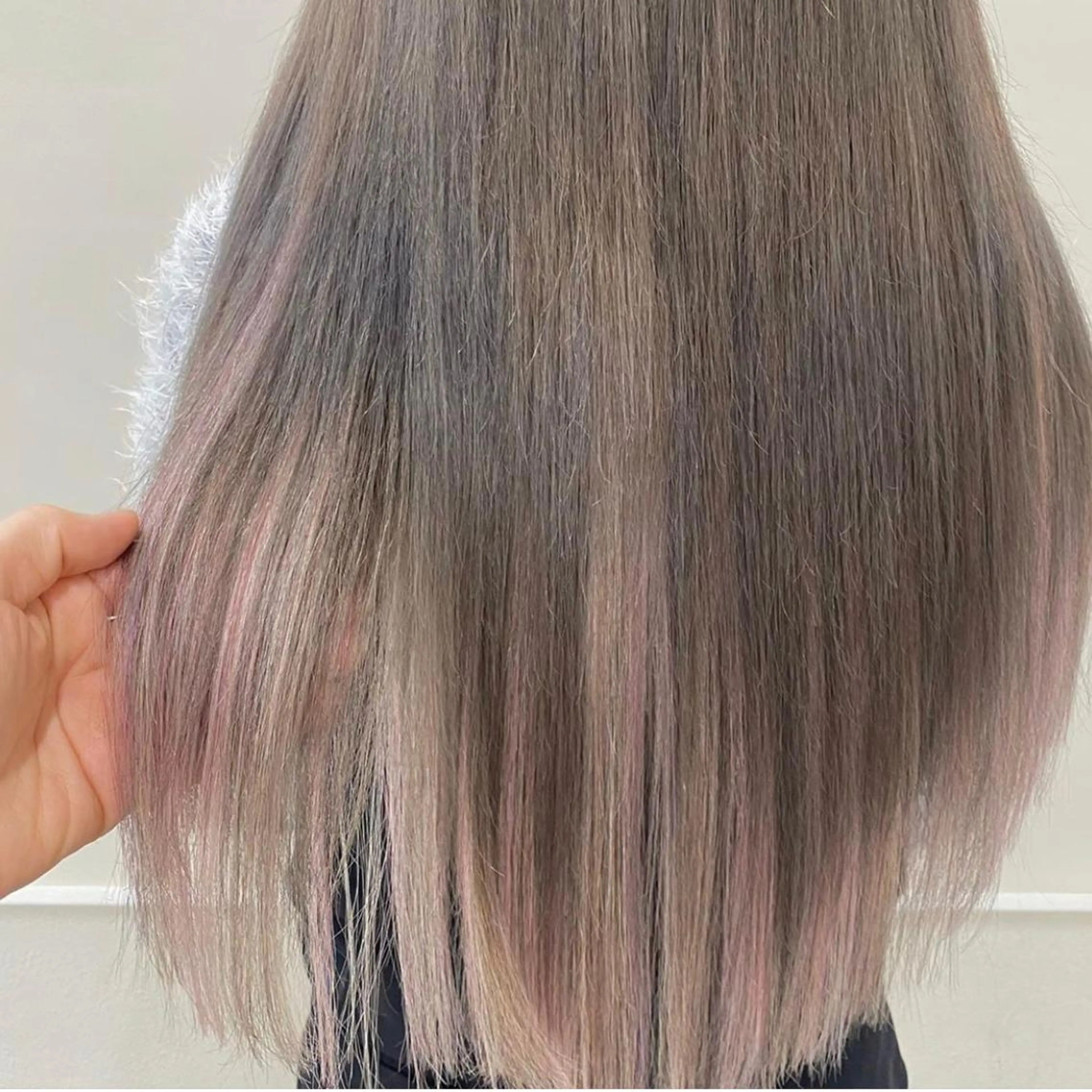 ロング カラー グラデーションカラー グレージュ ピンクカラー エクステ エクステ ハイトーン 💭黒崎ハルカのヘアスタイル