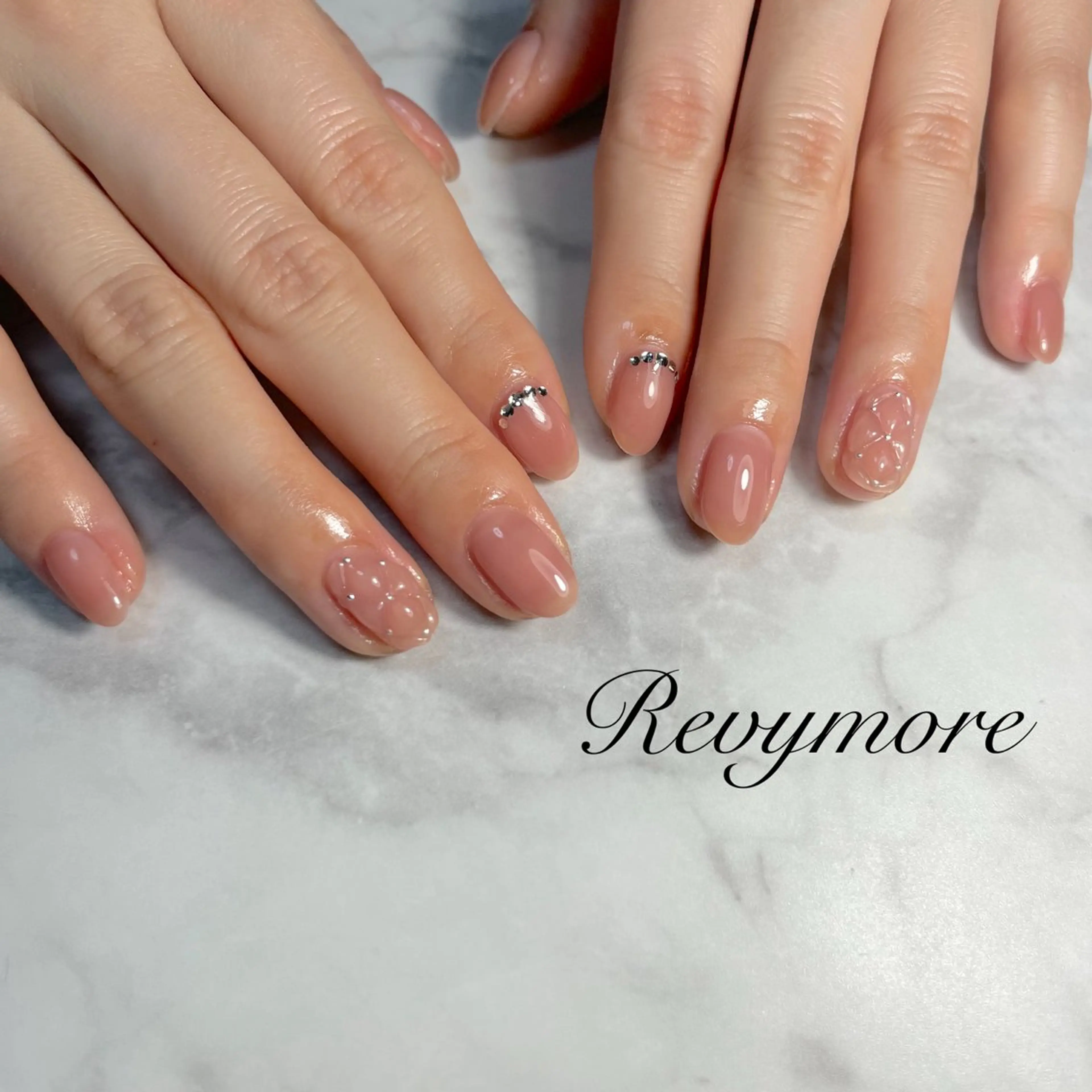 ネイル ジェルネイル キラキラネイル 韓国ネイル ニュアンスネイル オフィスネイル nail salon Revymore所属・nail salon Revymoreのネイルデザイン