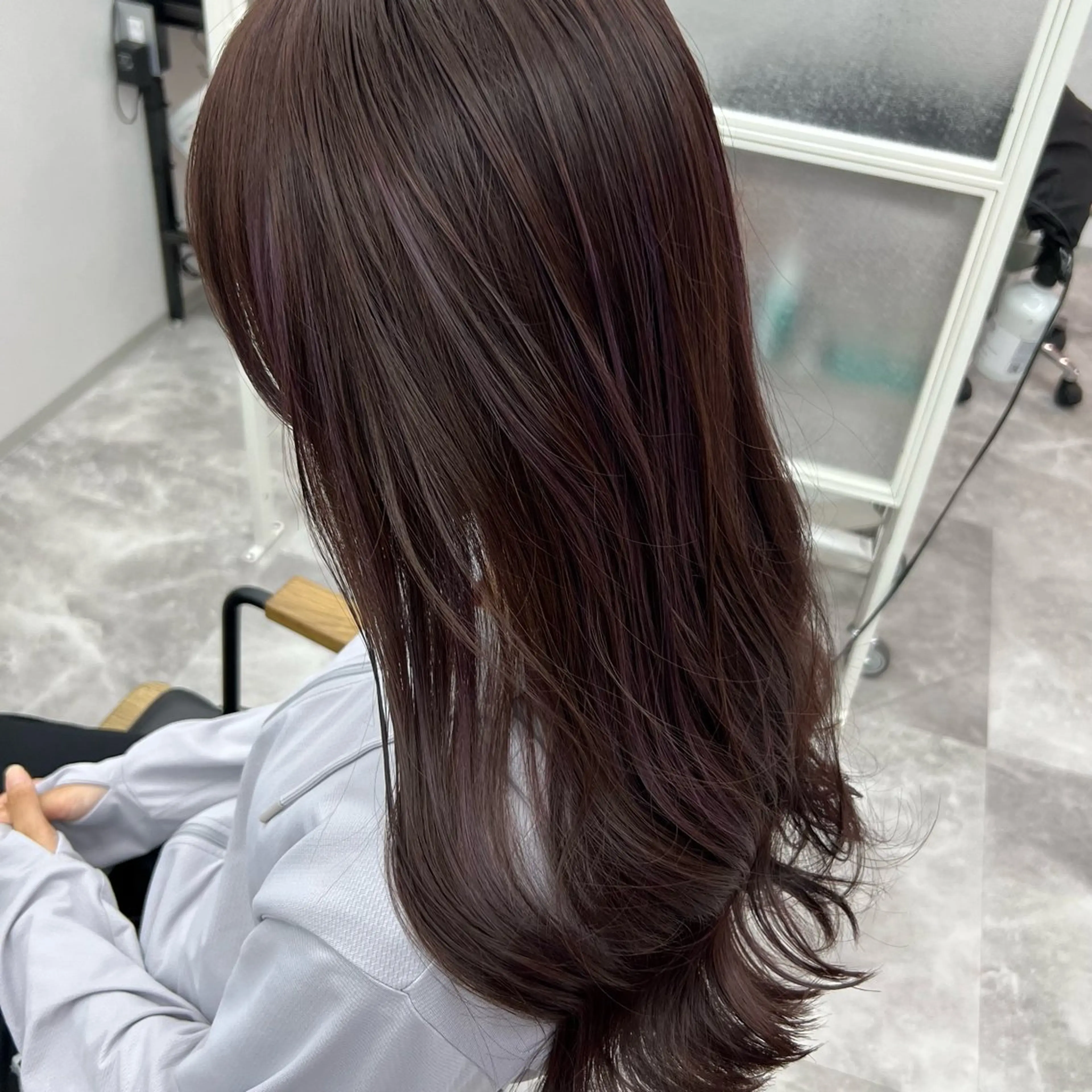 セミロング バイオレットブラウン ヘアカラー 岸下 理緒のヘアスタイル