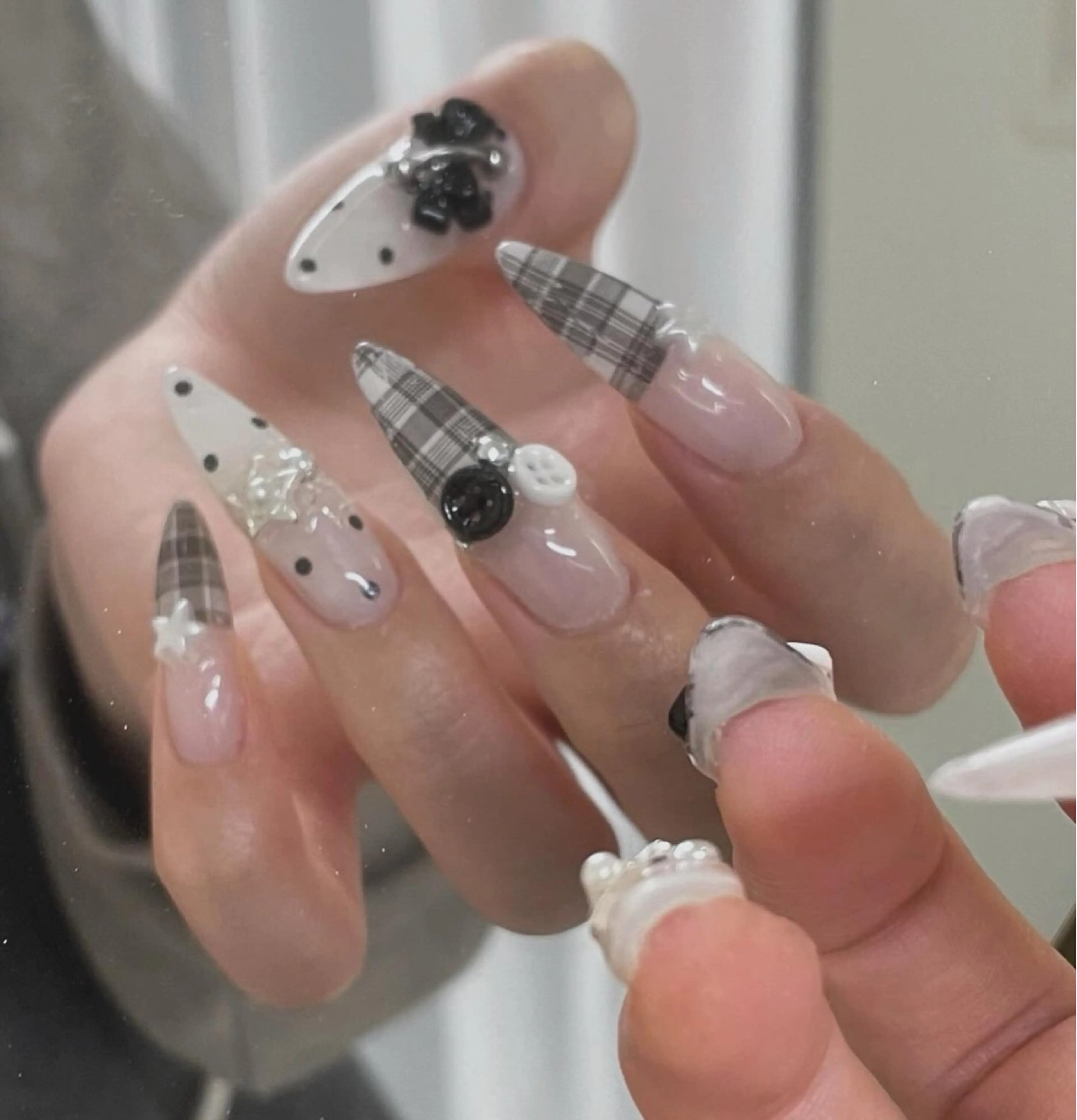 ネイル MINAMI໒꒱ Y2K、韓国ガーリーのネイルデザイン