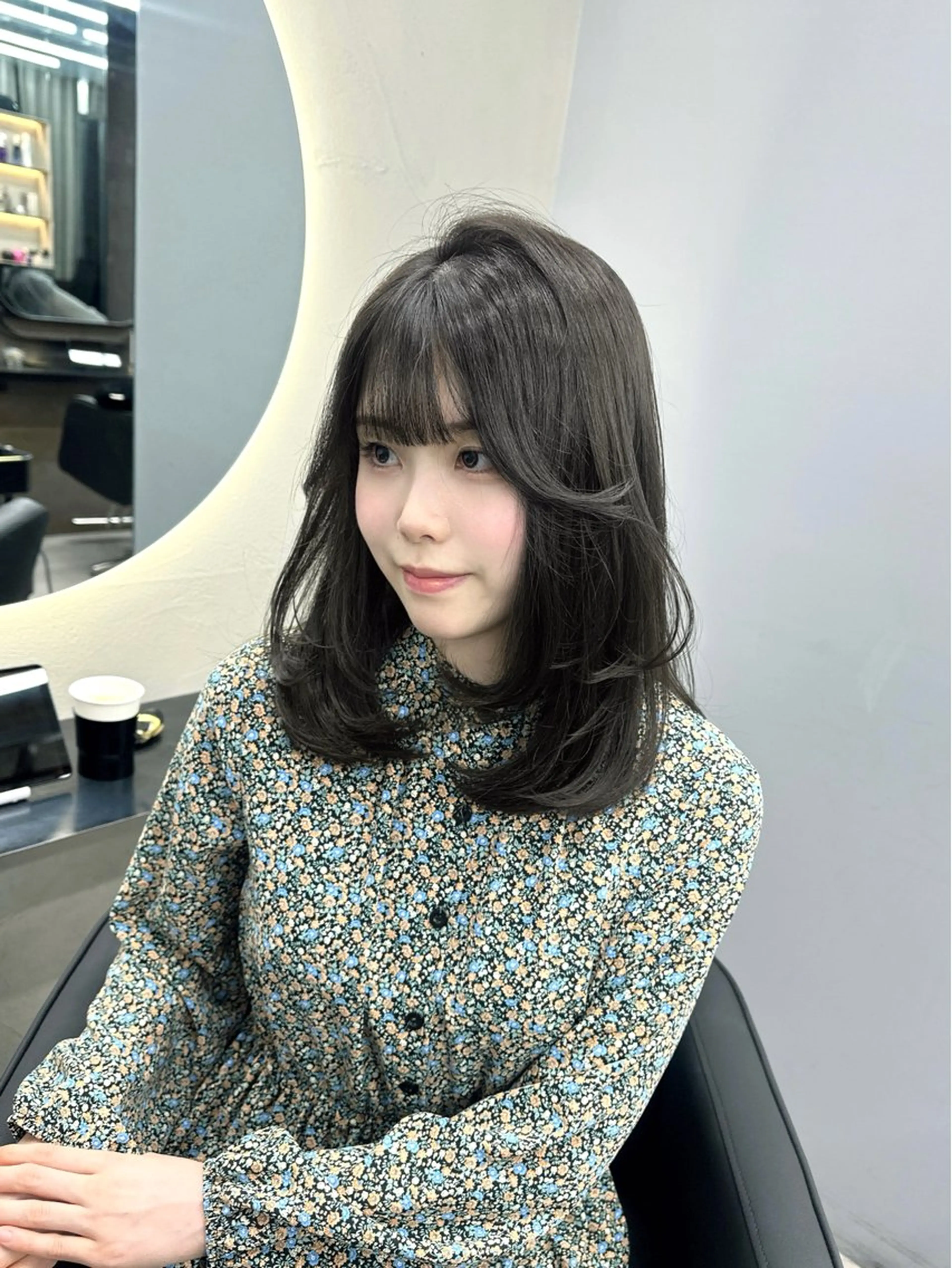 ミディアム カラー ヘアアレンジ ダークグレー ダークグレージュ グレージュ レイヤーカット 新宿⌇韓国風ヘア ⌇透明感カラーのヘアスタイル