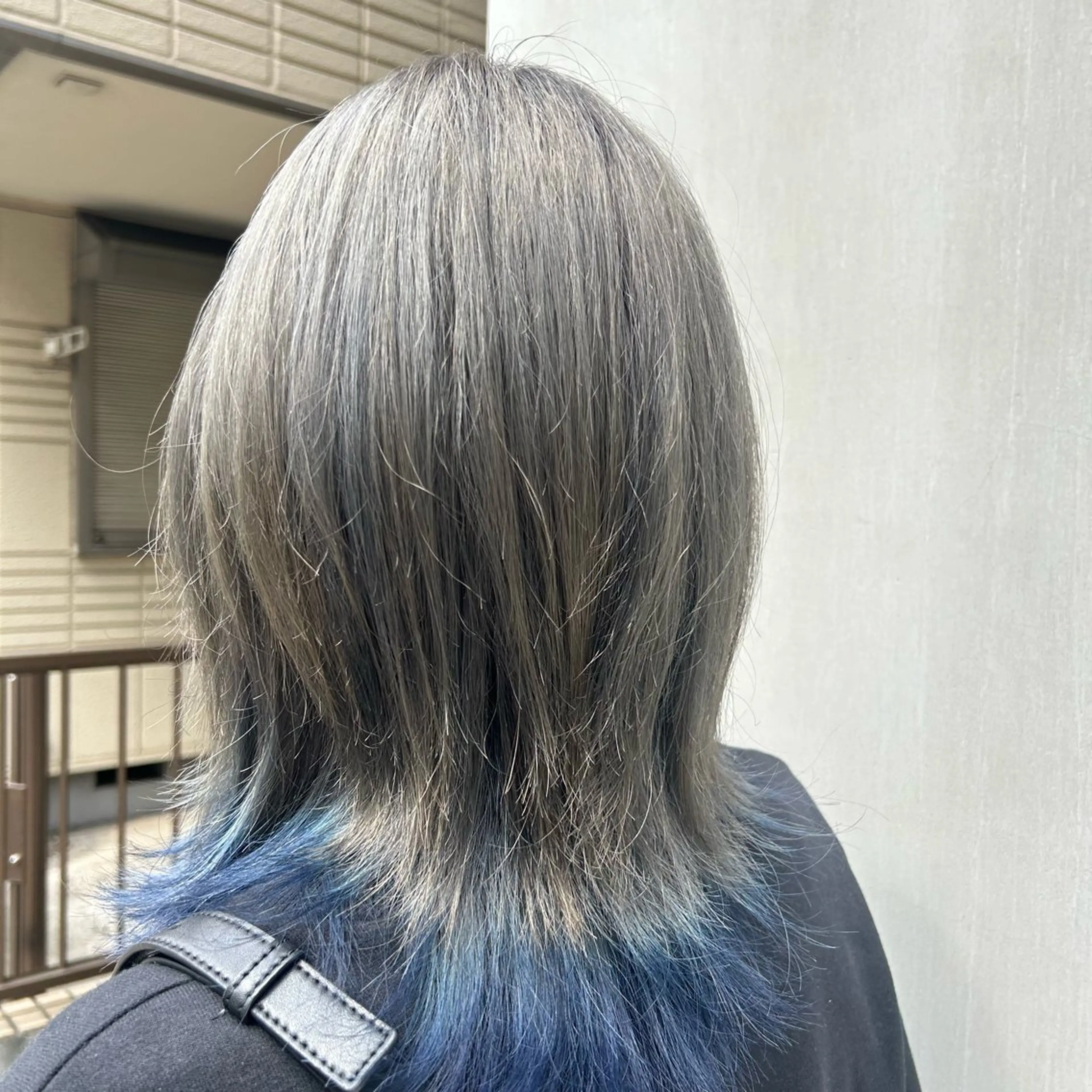 ミディアム カラー ネイビーカラー レイヤーカット カット ヘアカラー トリートメント 若狭 彩花のヘアスタイル