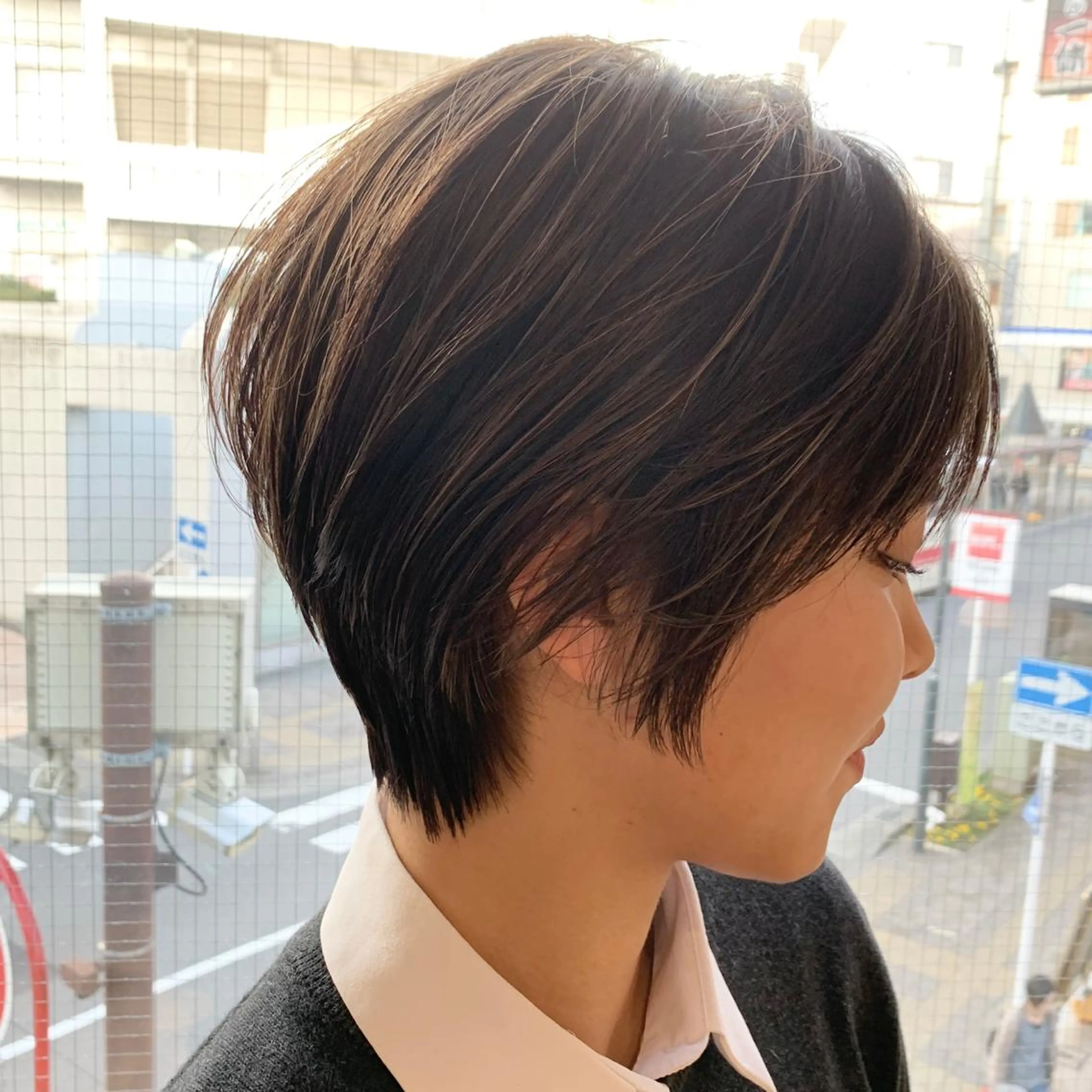 ショート カラー バレイヤージュ ハイライトカラー ハイライト レイヤーカット ショートヘア ヘアカラー circus by KENJE 町田店のヘアスタイル
