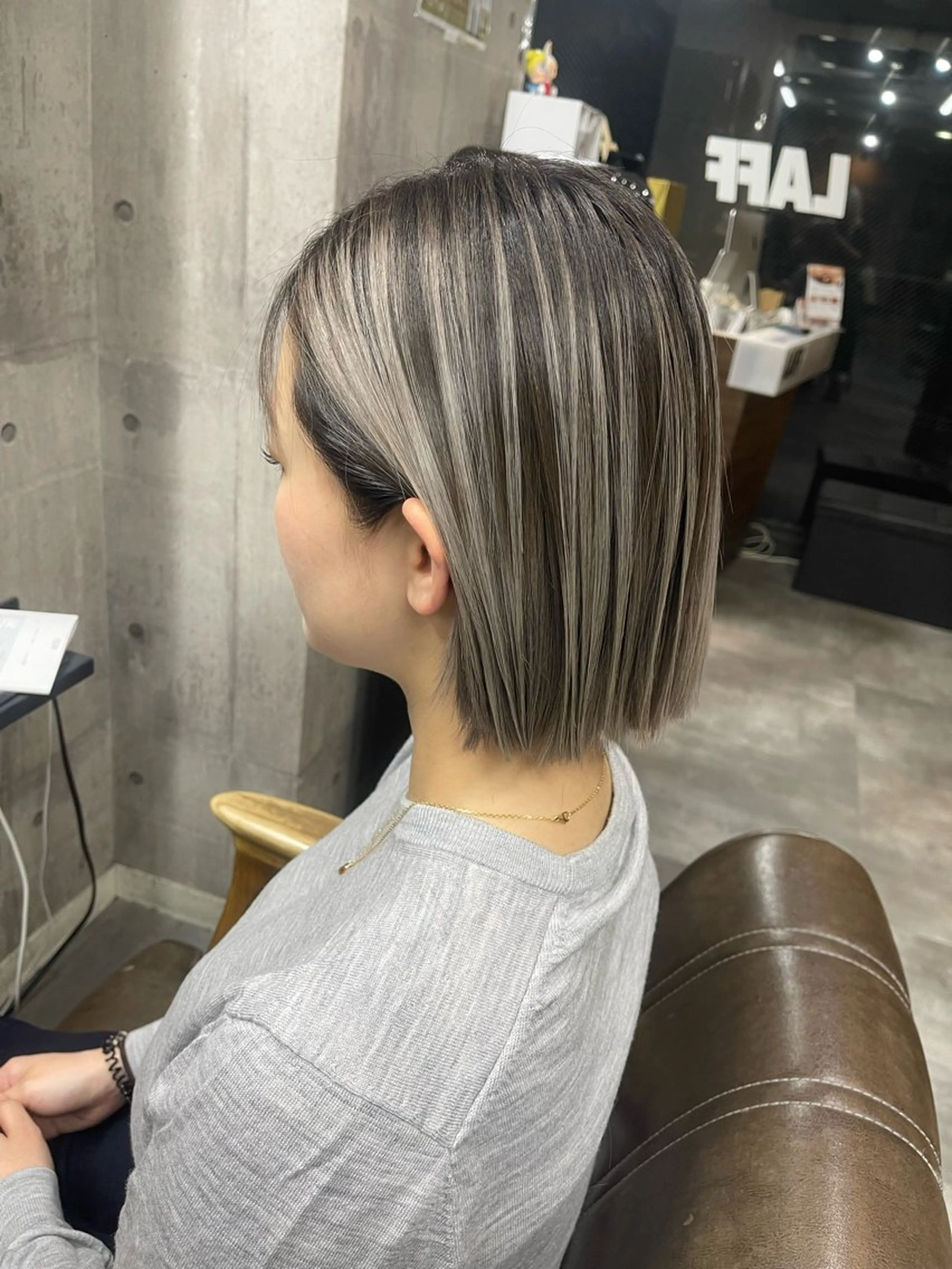 ショート 切りっぱなしボブ ボブ レイヤーカット ブリーチ縮毛矯正 LAFFYuiのヘアスタイル