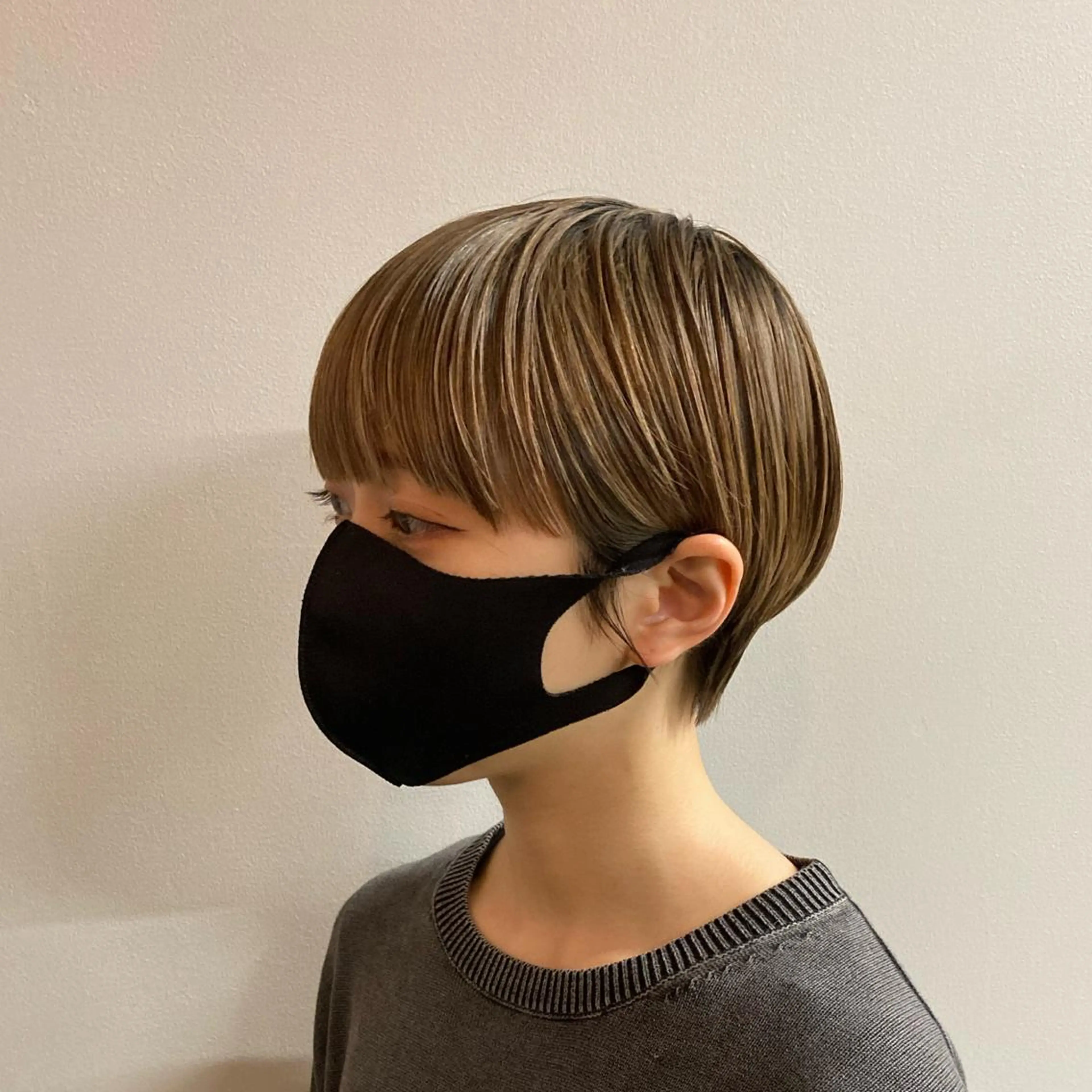 ショート カラー ハイトーンカラー 顔まわりレイヤー デザインカットのヘアスタイル