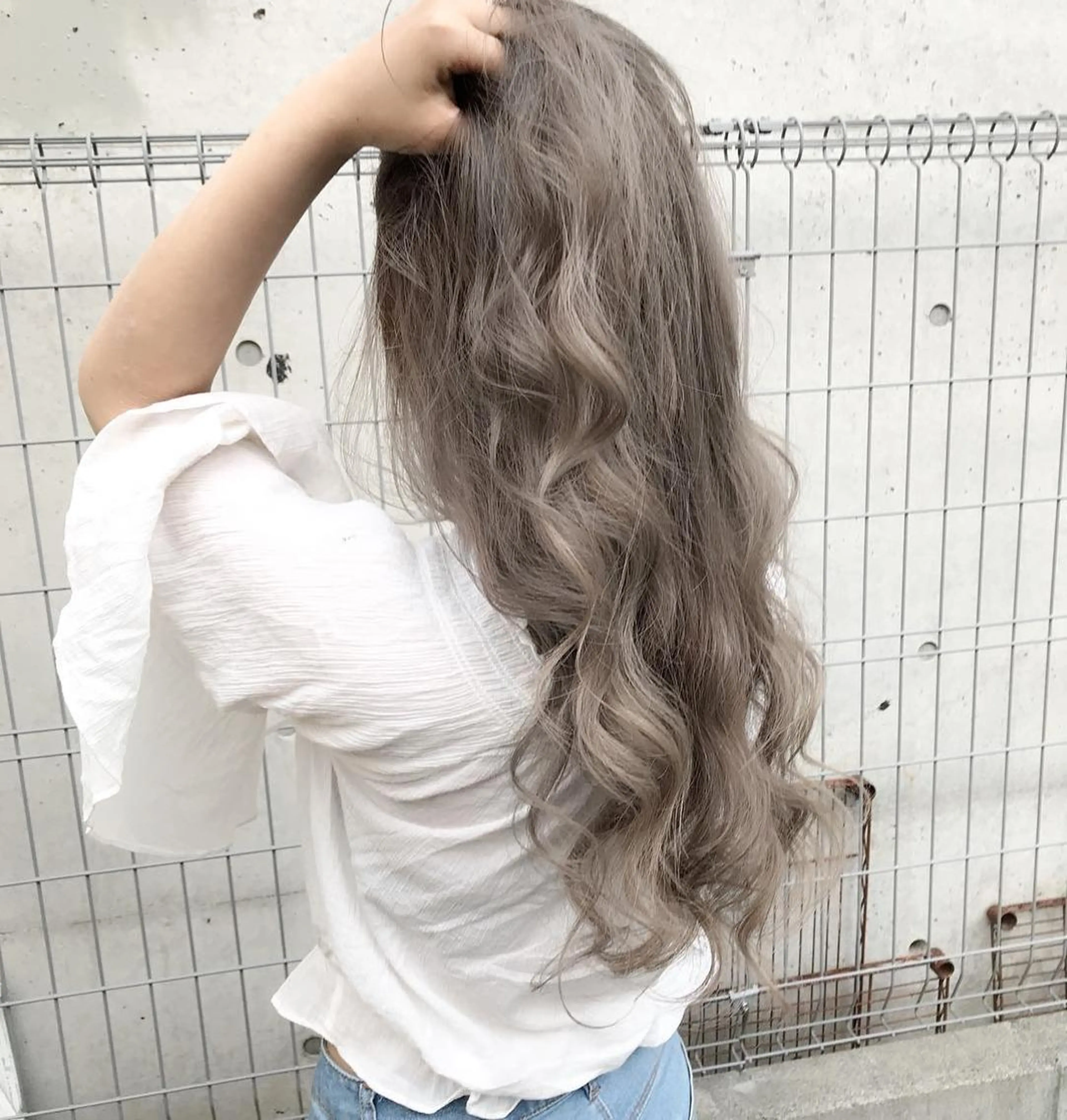 ロング カラー ブリーチ ケアブリーチ イルミナカラー シルバー カット ヘアカラー トリートメント オフホワイトアンドなんば所属・福西 洋斗のヘアスタイル