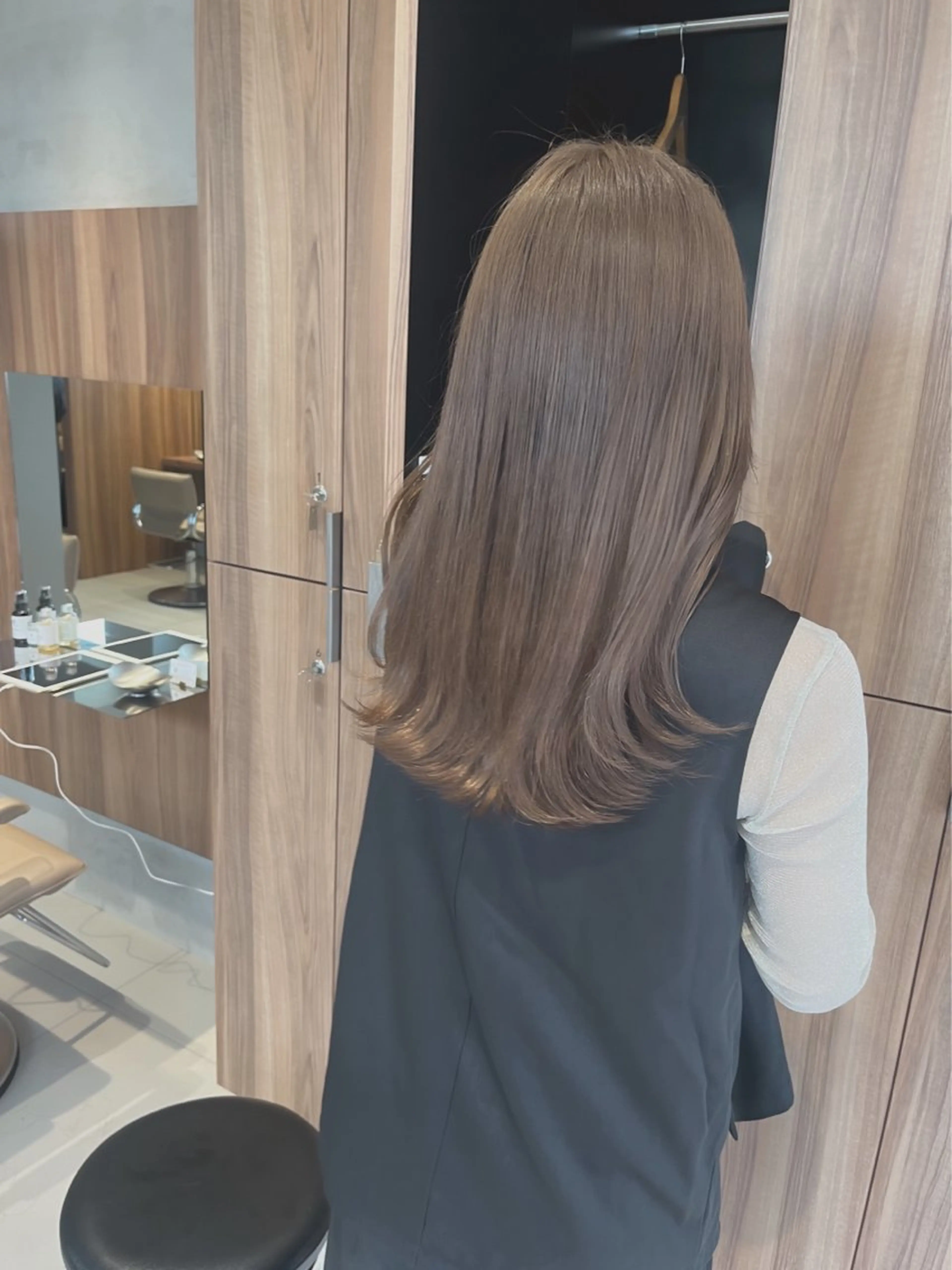 セミロング カラー ベージュカラー ブリーチ オリーブベージュ ブリーチなし 寒色カラーのヘアスタイル