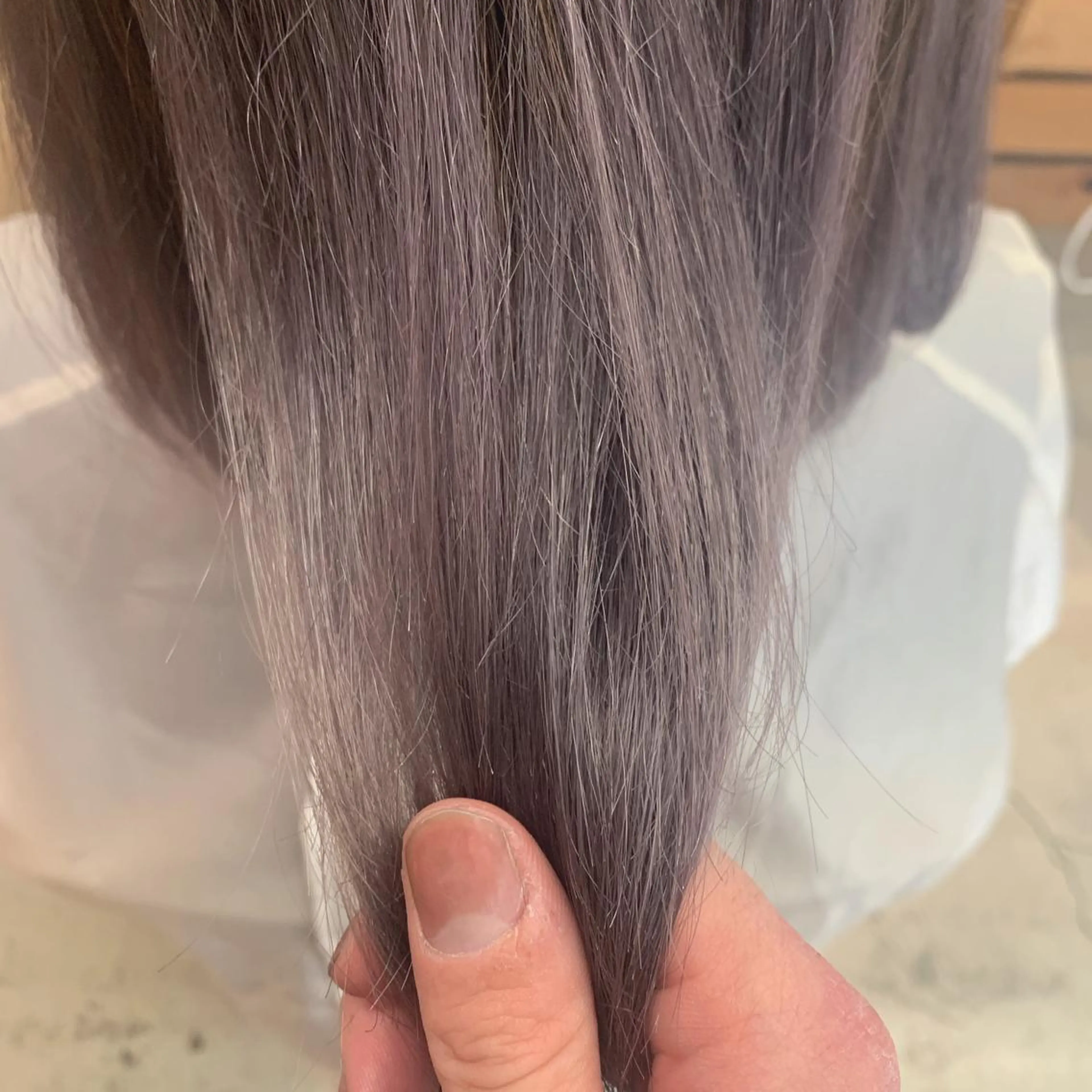 カラー ピンクカラー シルバー iLi 《イリ》のヘアスタイル