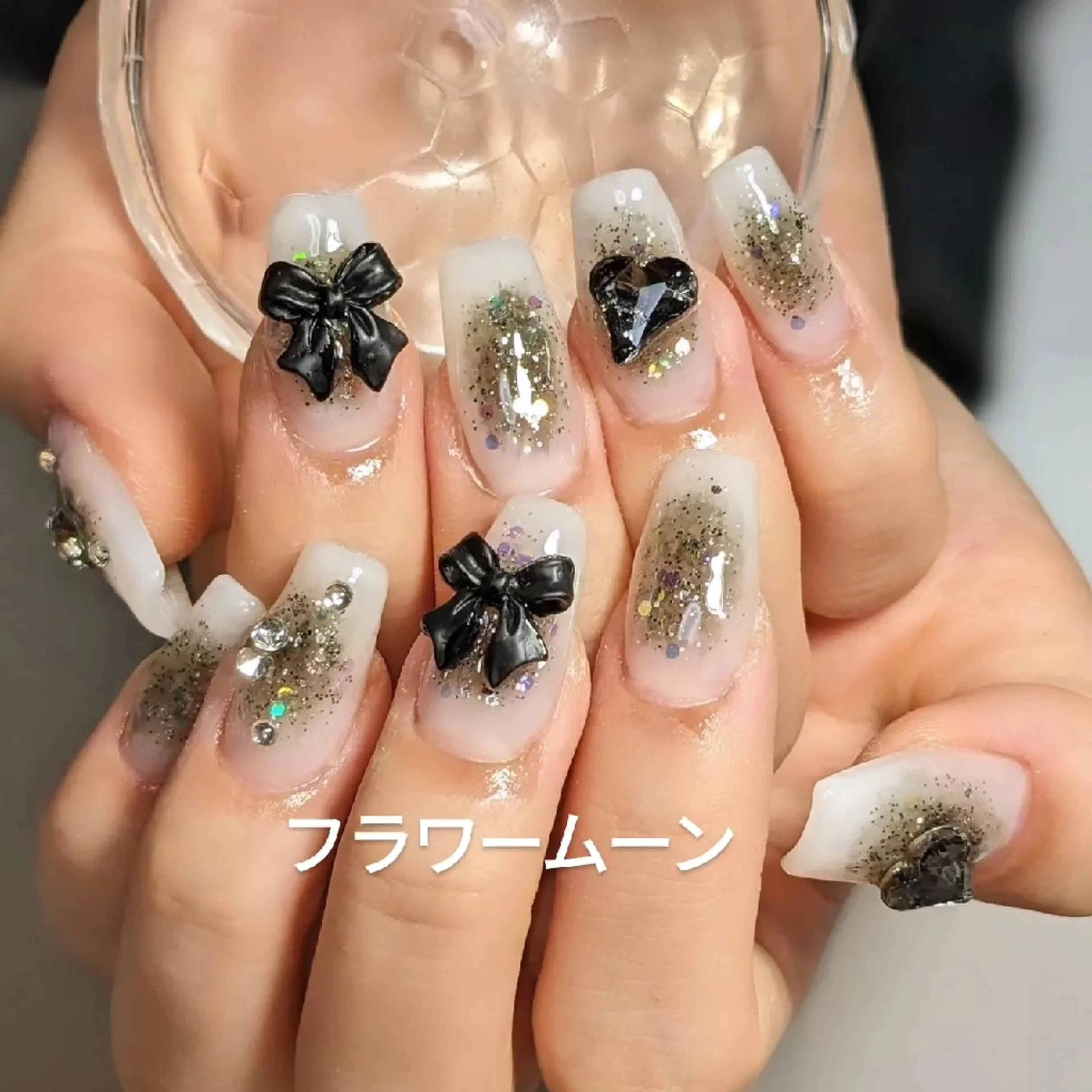 ネイル チークネイル フラワー ムーンのネイルデザイン