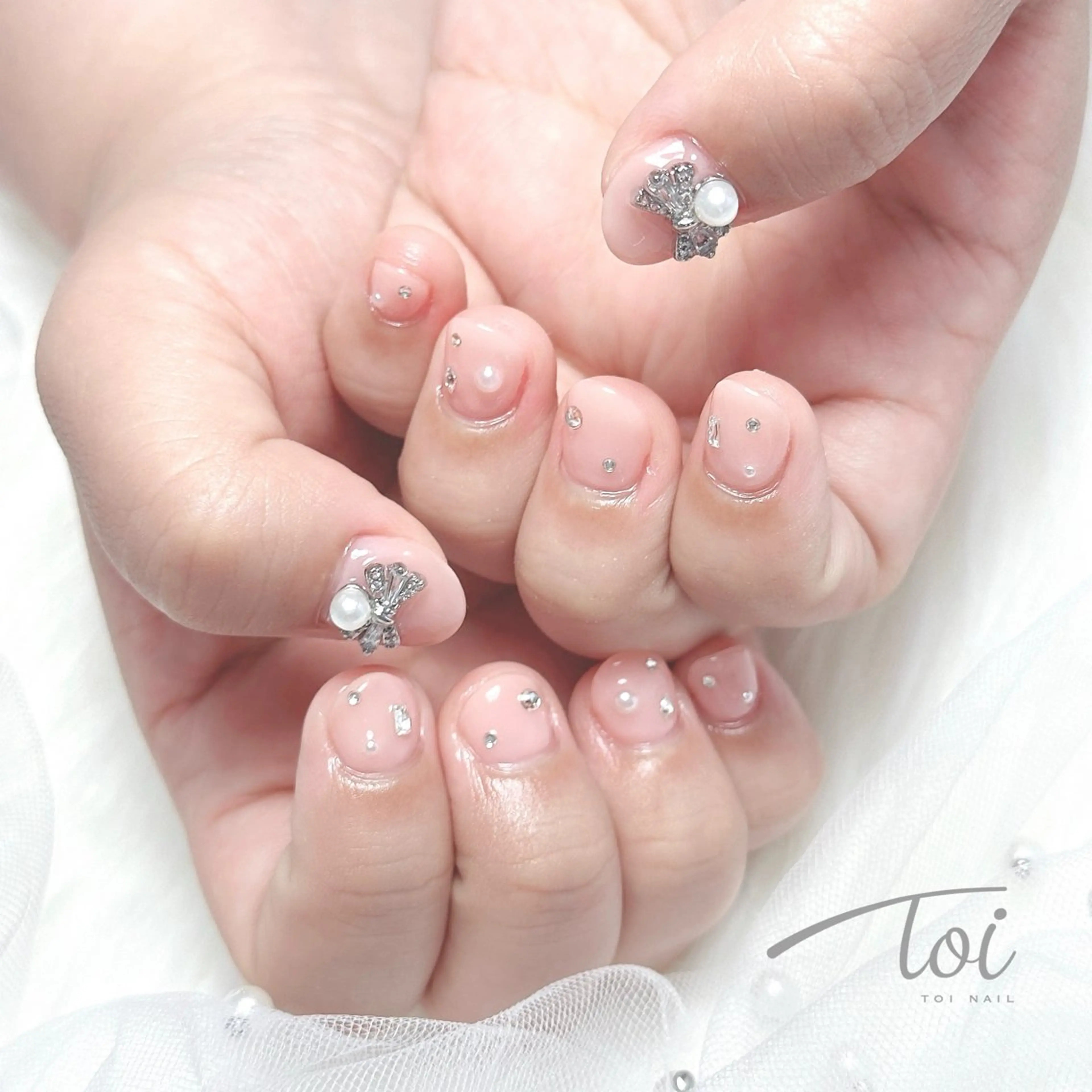 ネイル リボン ストーンネイル ワンホンネイル ハンドネイル toi nailのネイルデザイン