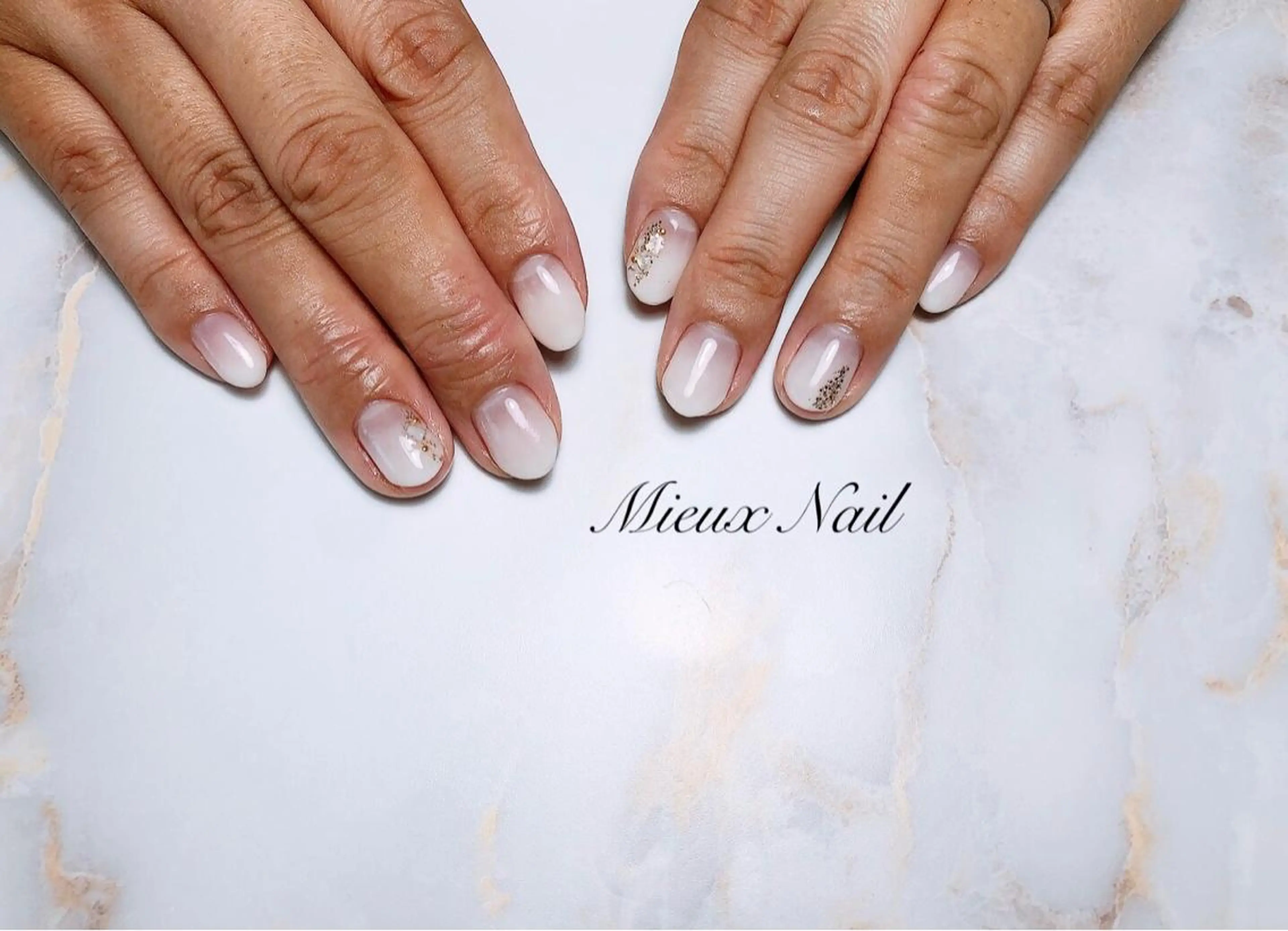 ネイル グラデーション ラメ(グリッター) オフィスネイル ホワイト ハンドネイル 市川 麻衣子のネイルデザイン