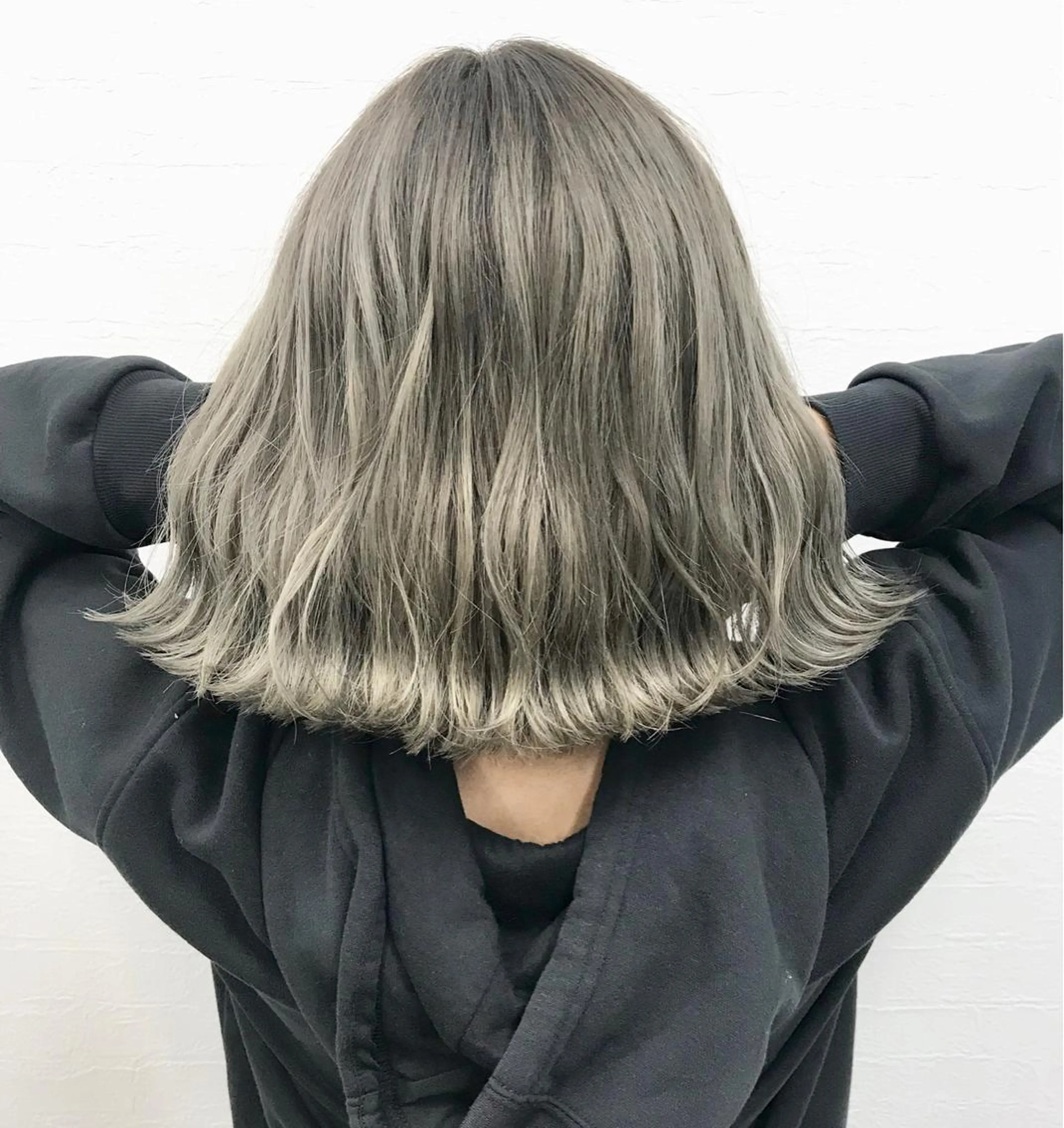 ミディアム カラー 森本 笑のヘアスタイル
