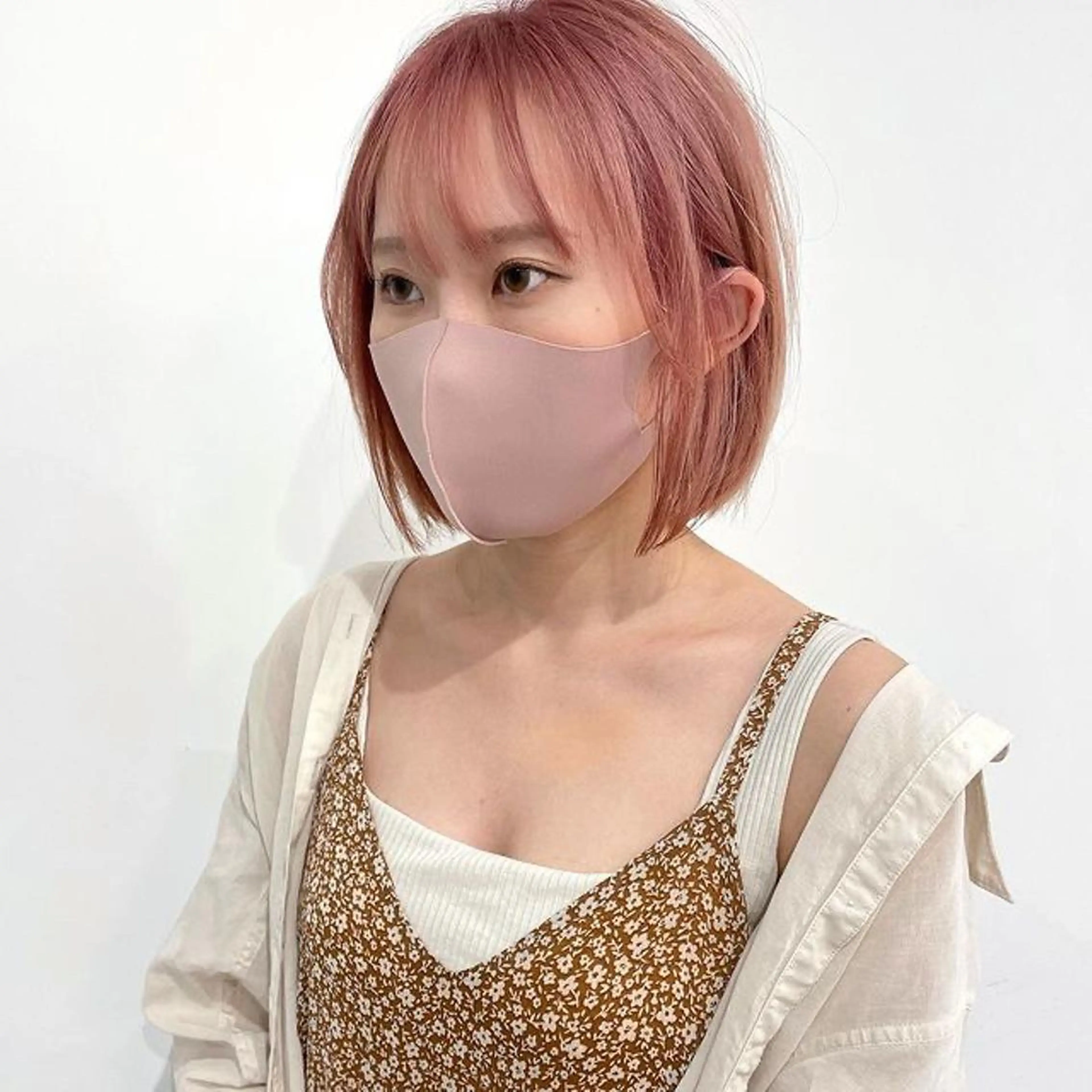 ショート カラー ベージュカラー ブリーチ ピンクカラー 中島 暢介のヘアスタイル