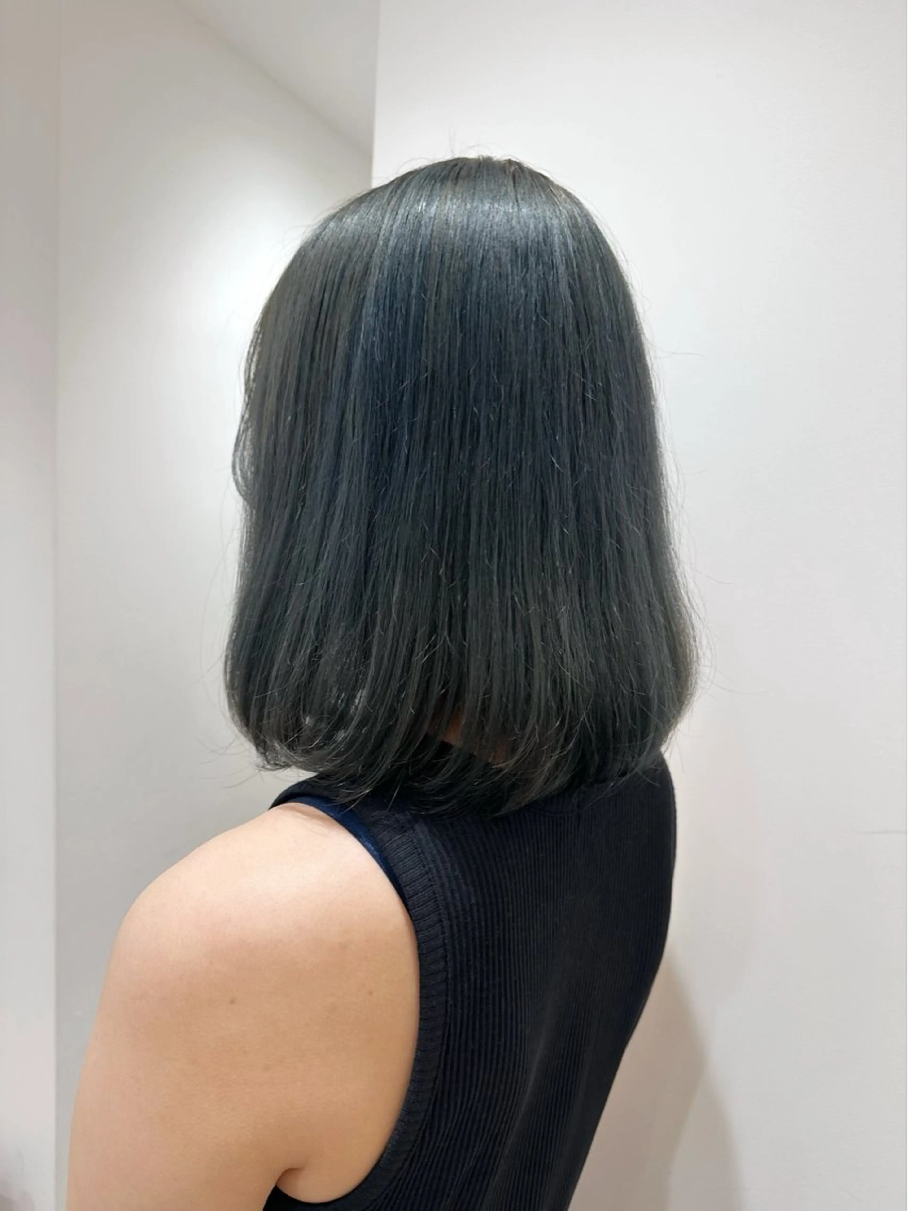 ミディアム カラー ブリーチ ブルーカラー 越後 遥/ 透明感カラー🪞🤍のヘアスタイル