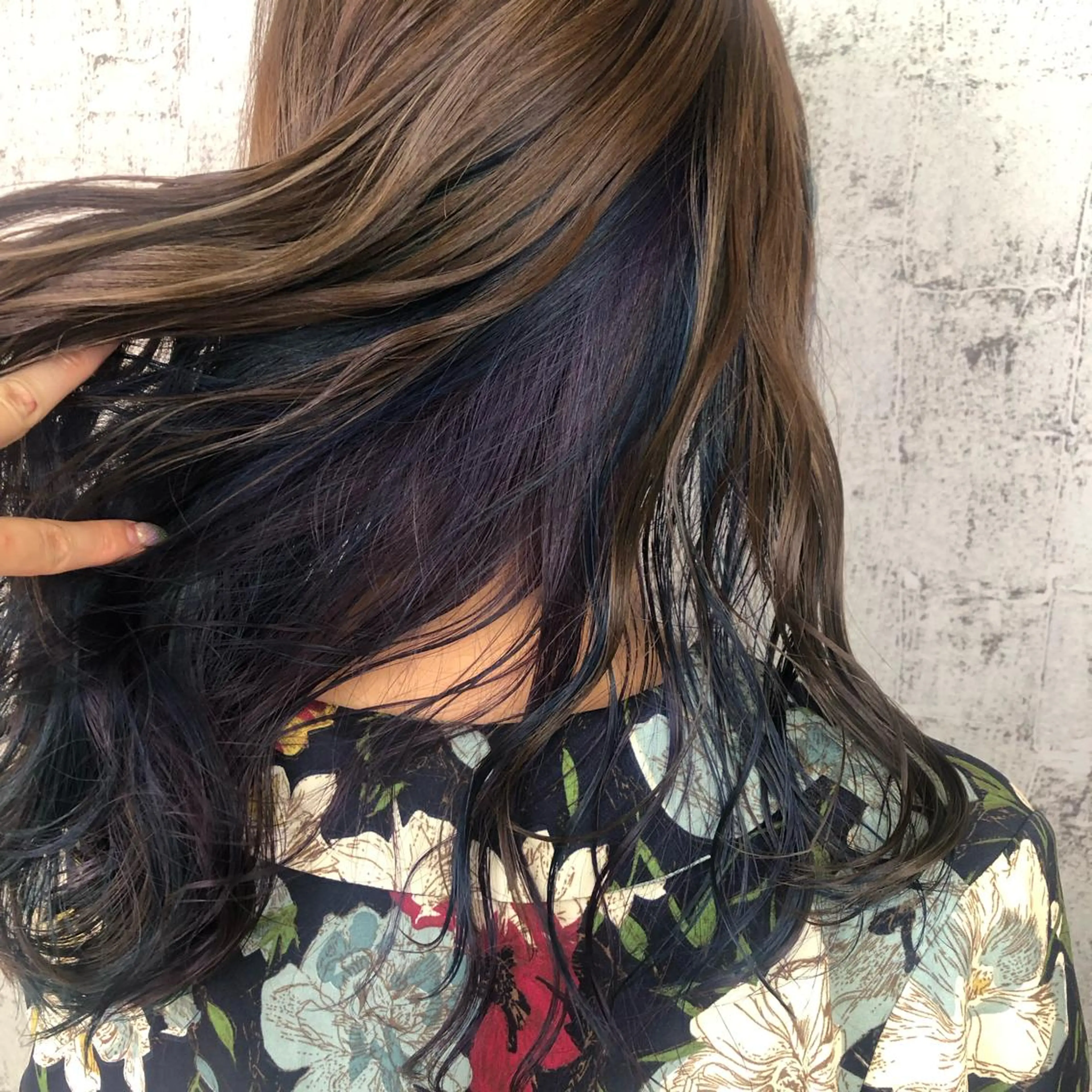 ロング カラー ブルーカラー イルミナカラー インナーカラー パープルカラー 小顔レイヤー/ ベージュ🤍Rieのヘアスタイル