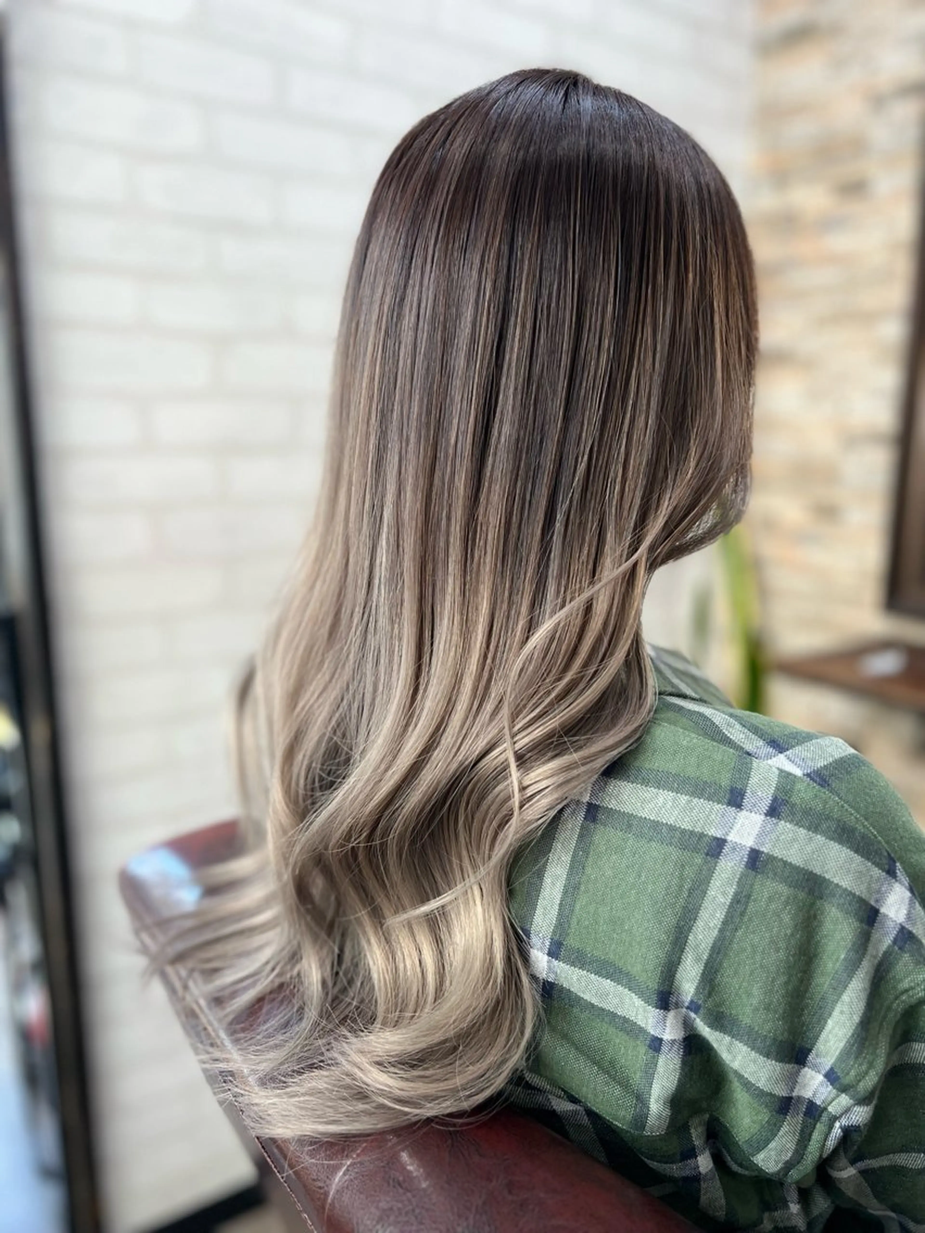 ロング カラー ベージュカラー グラデーションカラー ホワイトベージュ 髪質改善 トリートメント 多賀 順平のヘアスタイル