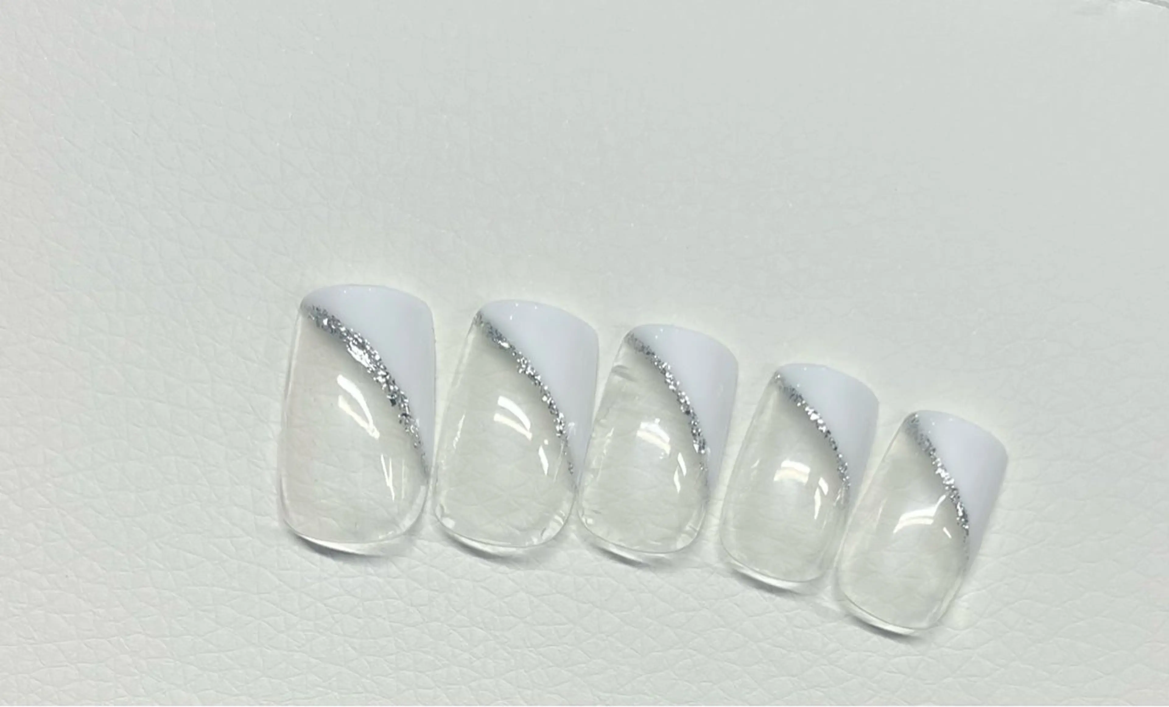 ネイル フレンチネイル 斜めフレンチ 鈴木 愛のネイルデザイン